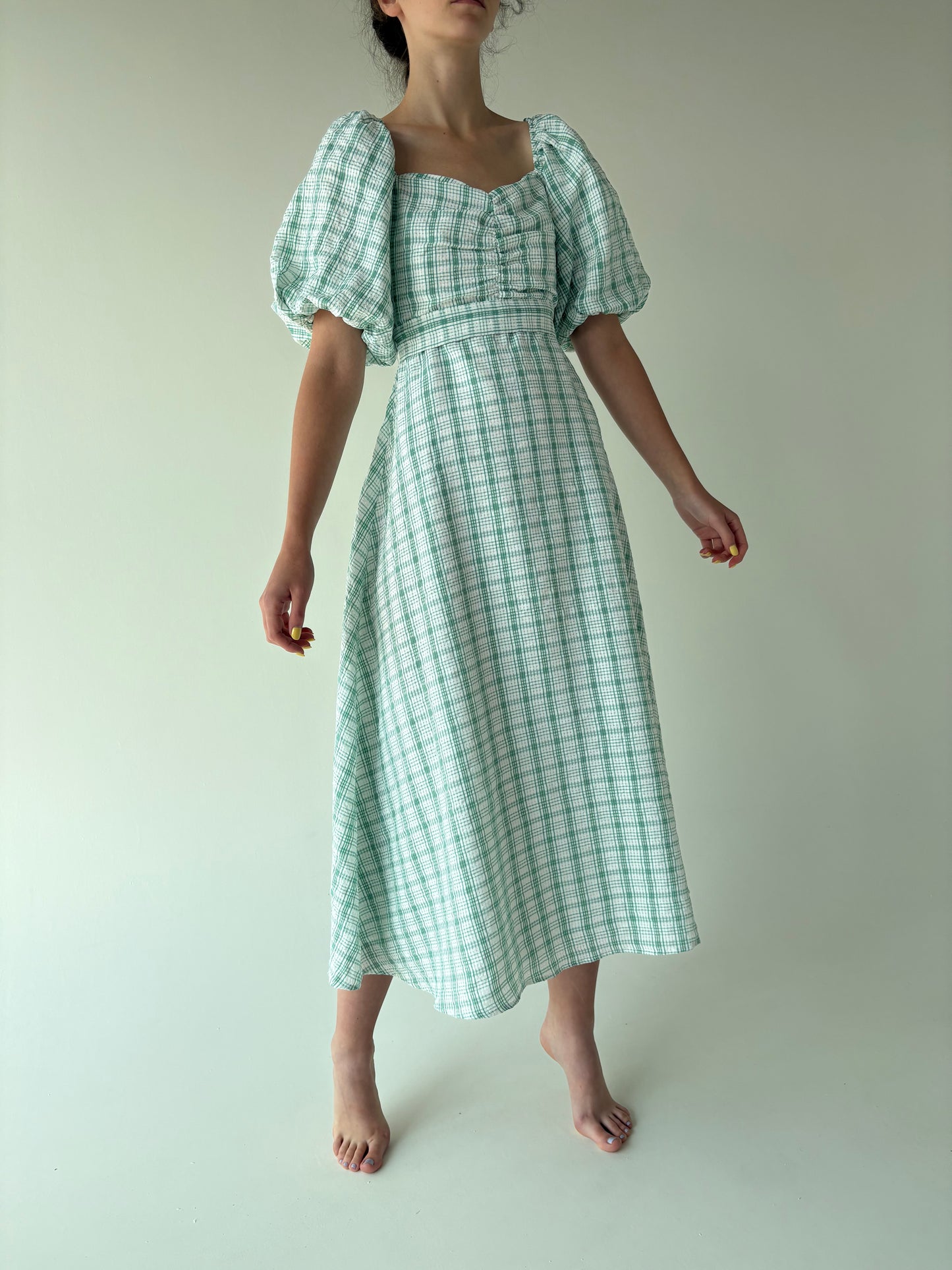 Rochie maxi din seersucker cu mâneci bufante și talie ultra înaltă reglabilă