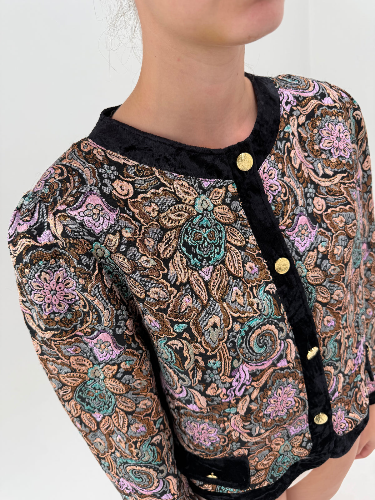 Set bijuterie in stil chanel din brocart prețios cu fustă creion cu buzunare și sacou boxy