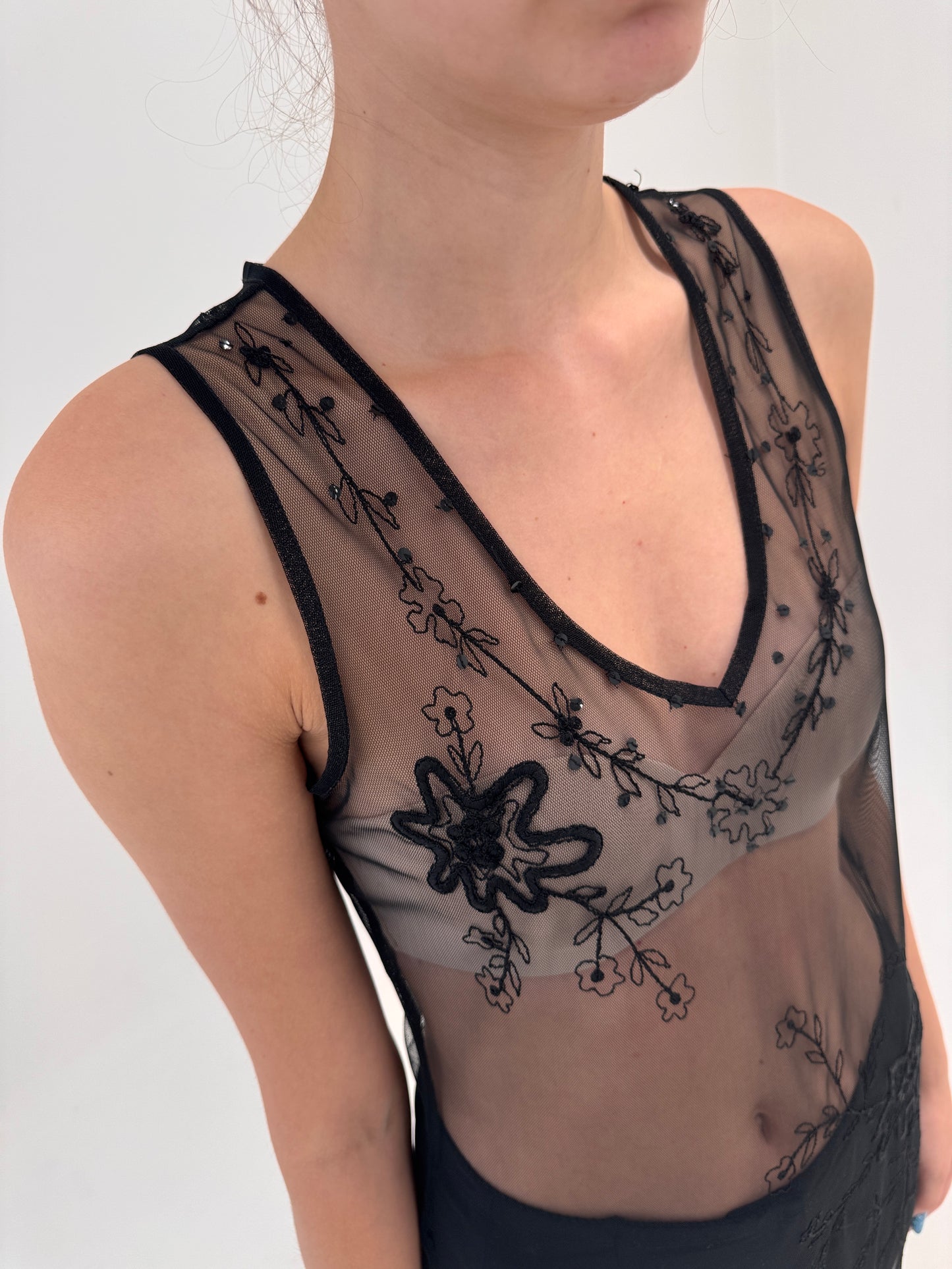 Rochie neagră din mesh cu broderie