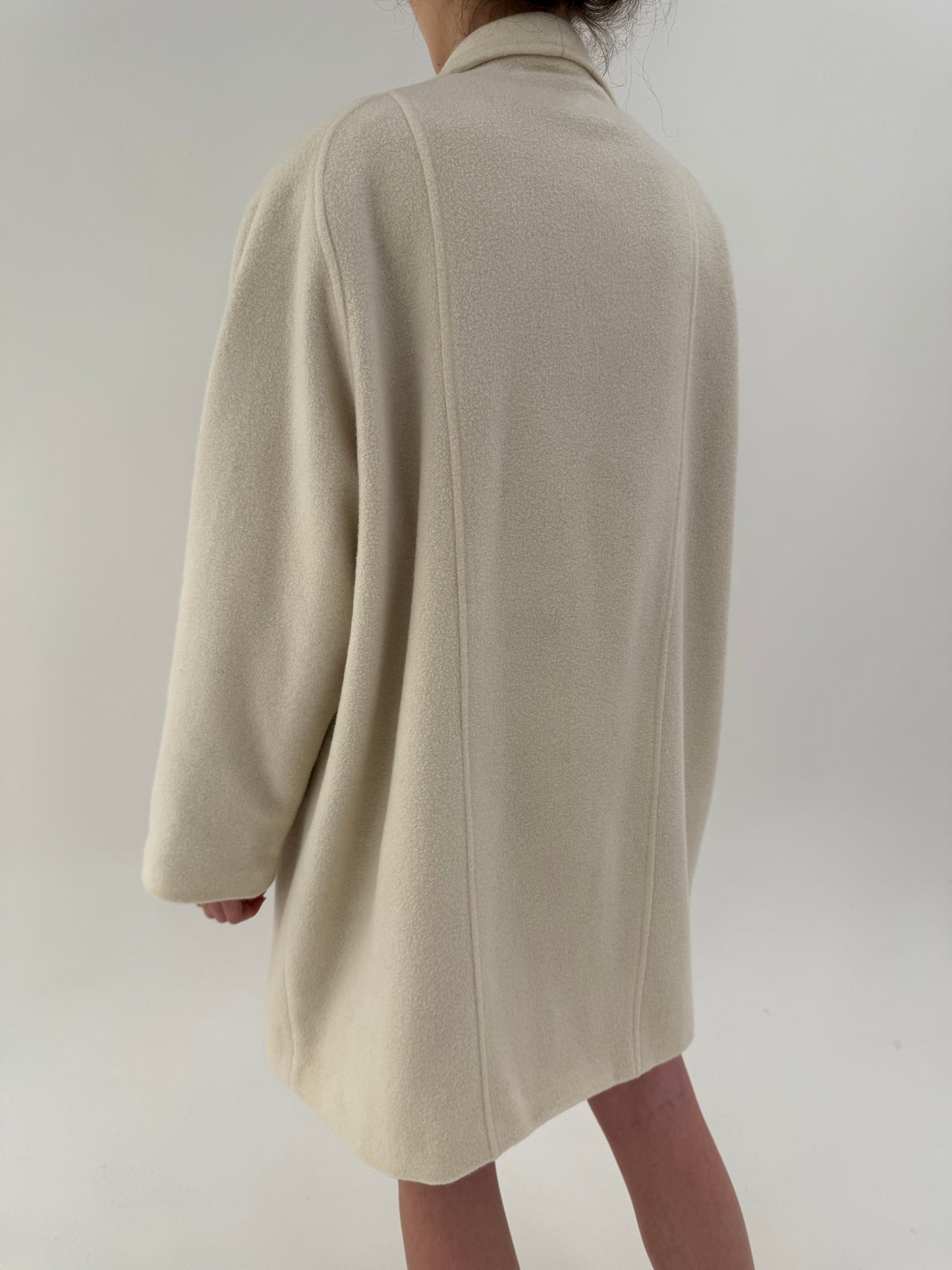 Palton vintage off white din stofă extrafina și moale de lana cu revere rotunjite