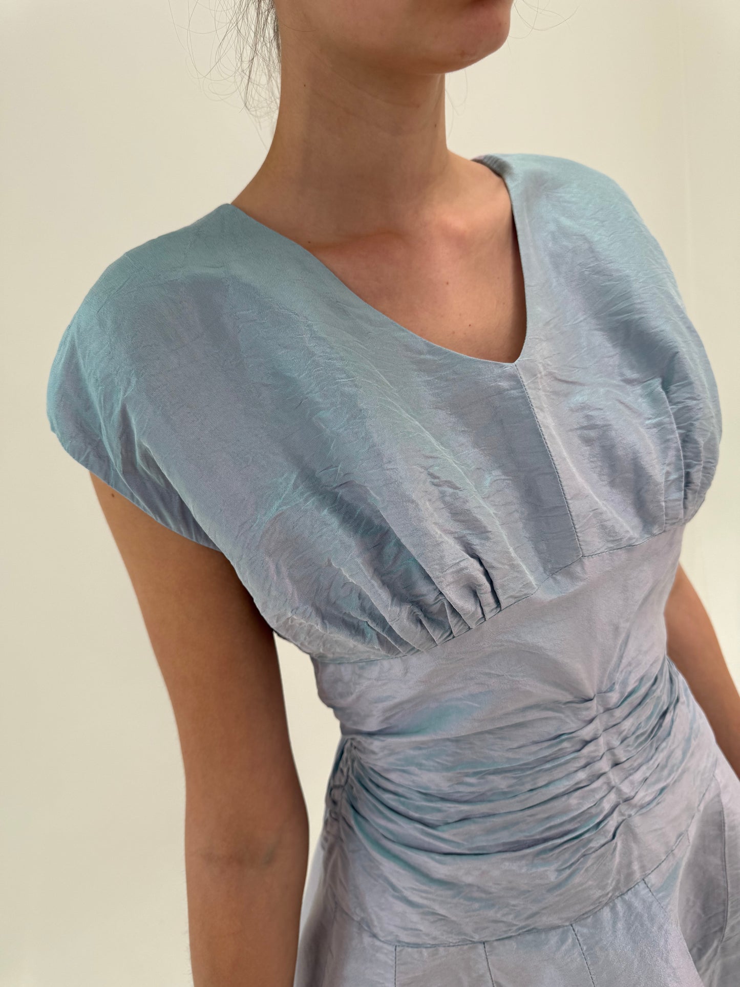 Rochie spectaculoasă din mătase naturală perlata cu ținuta baby blue