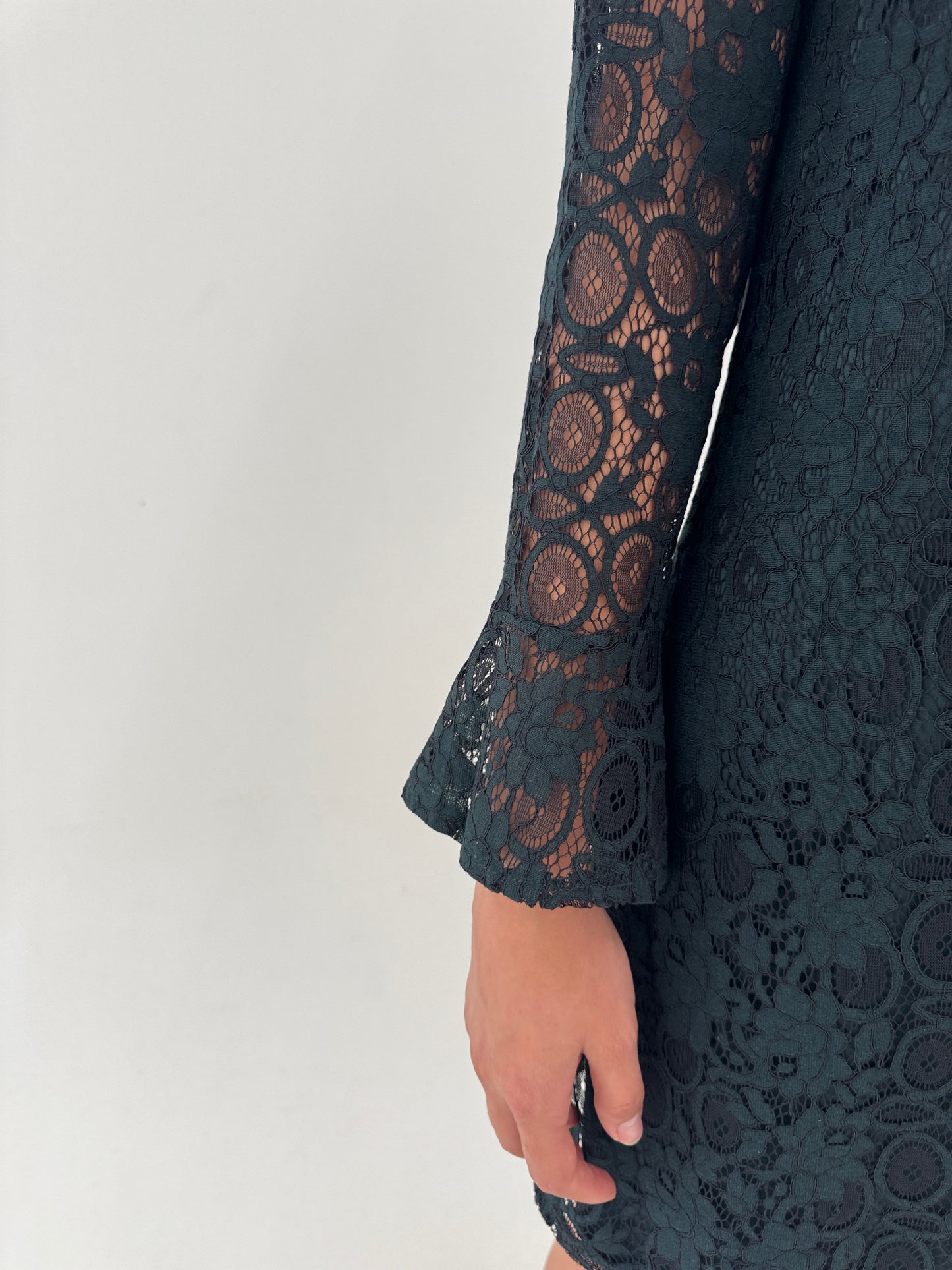 Rochie dark green din dantelă plină în croi de inspirație ani 60 de la zi la seară