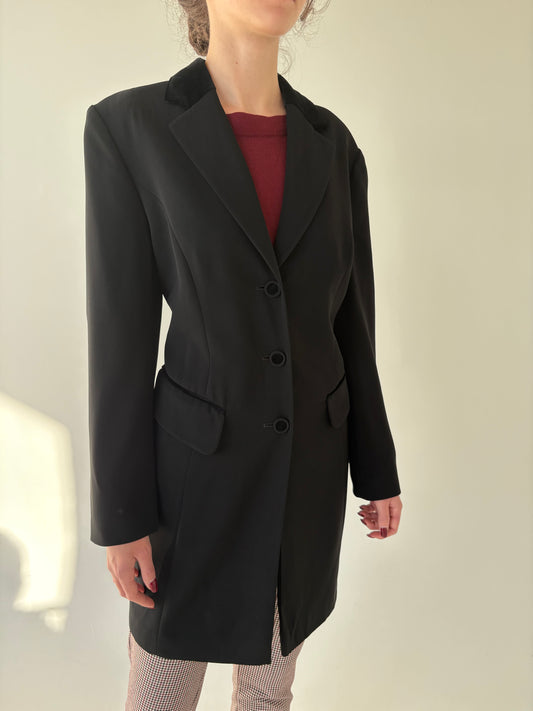 Pardesiu din mix de lana extrafina negru ușor cambrat