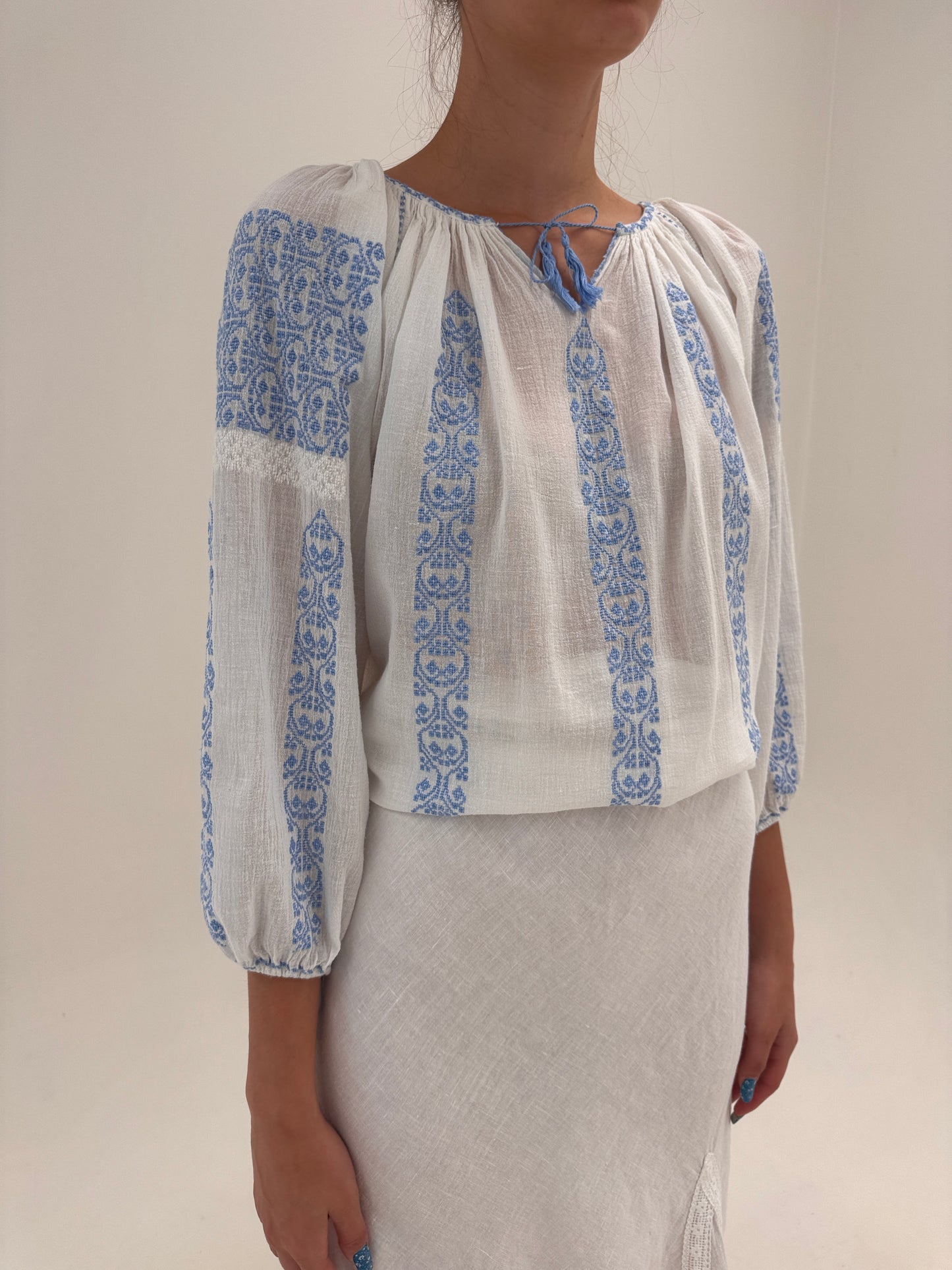 Cămașa din museline de bumbac cu broderie manuala excepțională baby blue