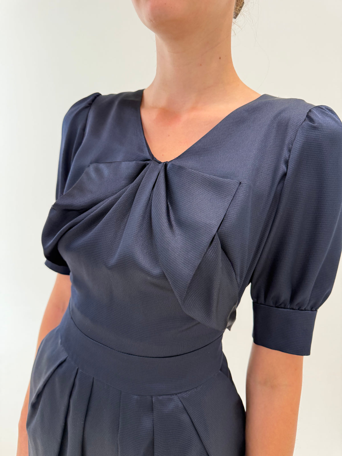 Rochie de la business la cocktail midnight blue din mătase naturală plină texturată