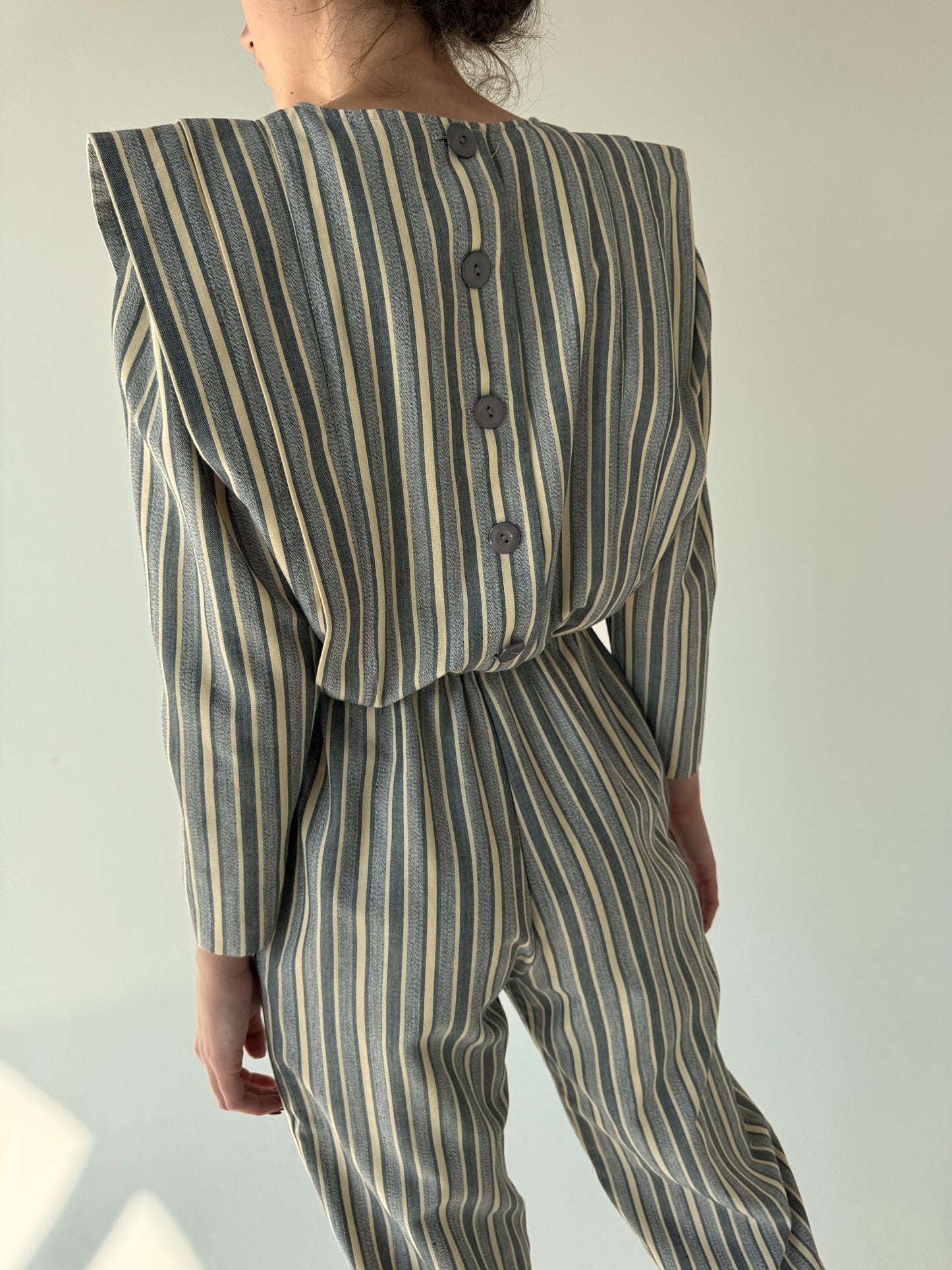 Salopetă vintage în croi retro modern din stofita moale cu dungi fine verticale