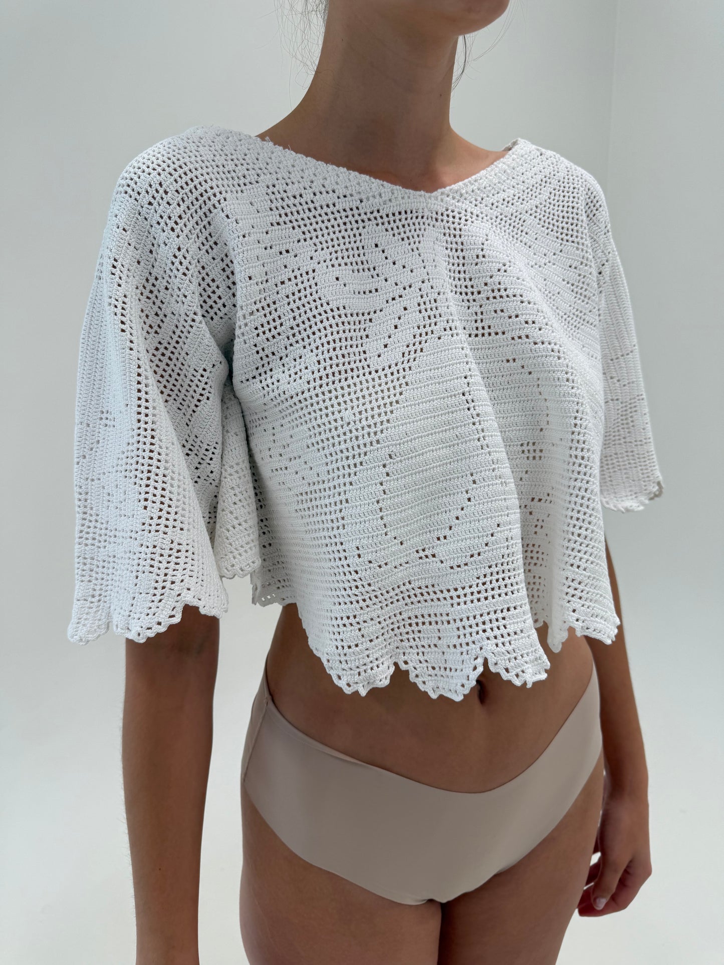 Top bijuterie din macrame lucrat manual in croi amplu top capa