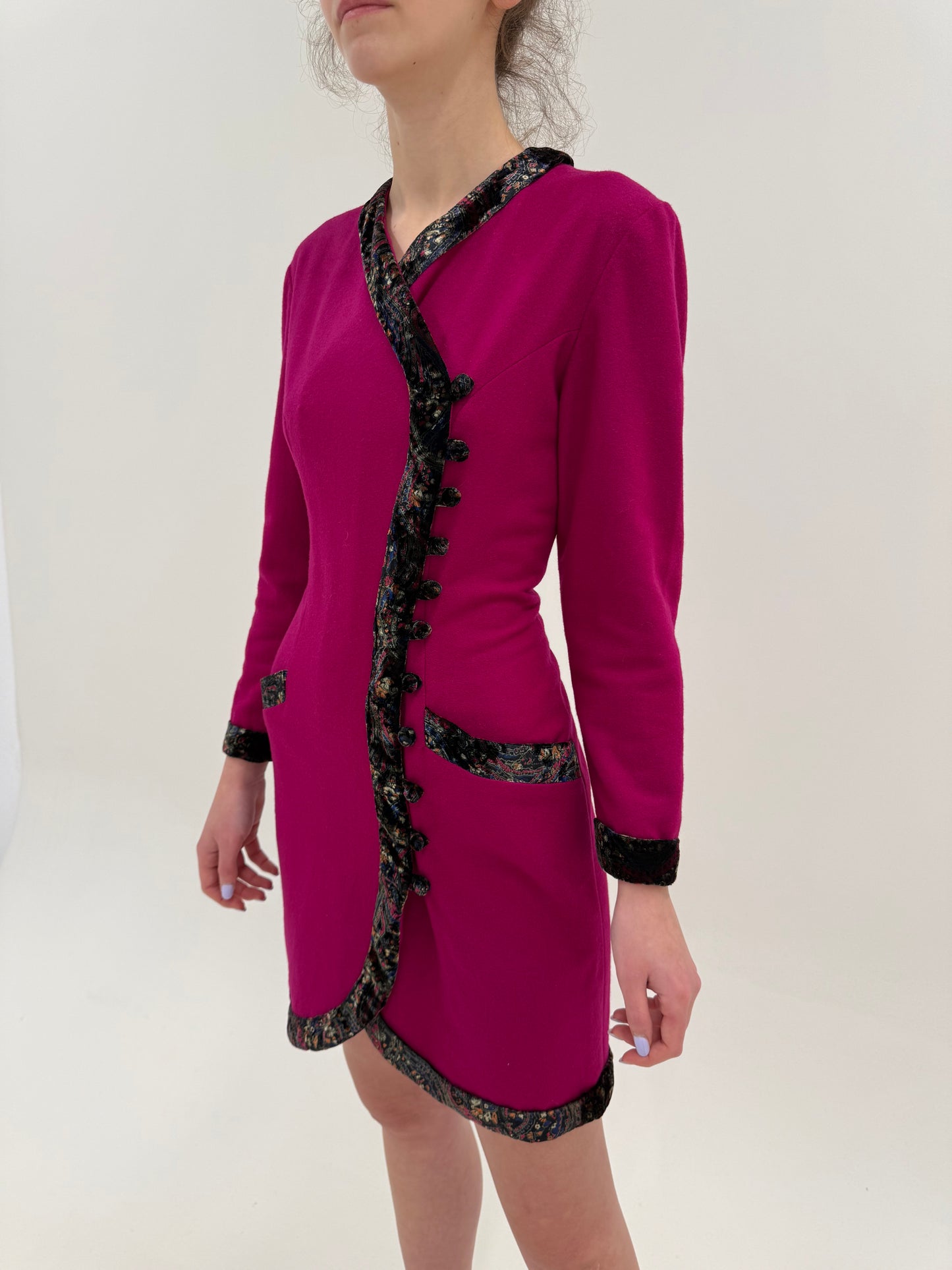 Rochie vintage Valentino anul 1992 cu paspoal bijuterie in stil sacou cambrat