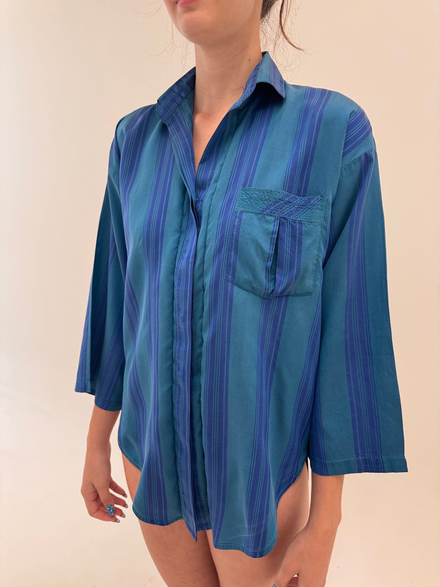 Cămașa din mătase naturală pânză cu dungi în croi oversized retro modern