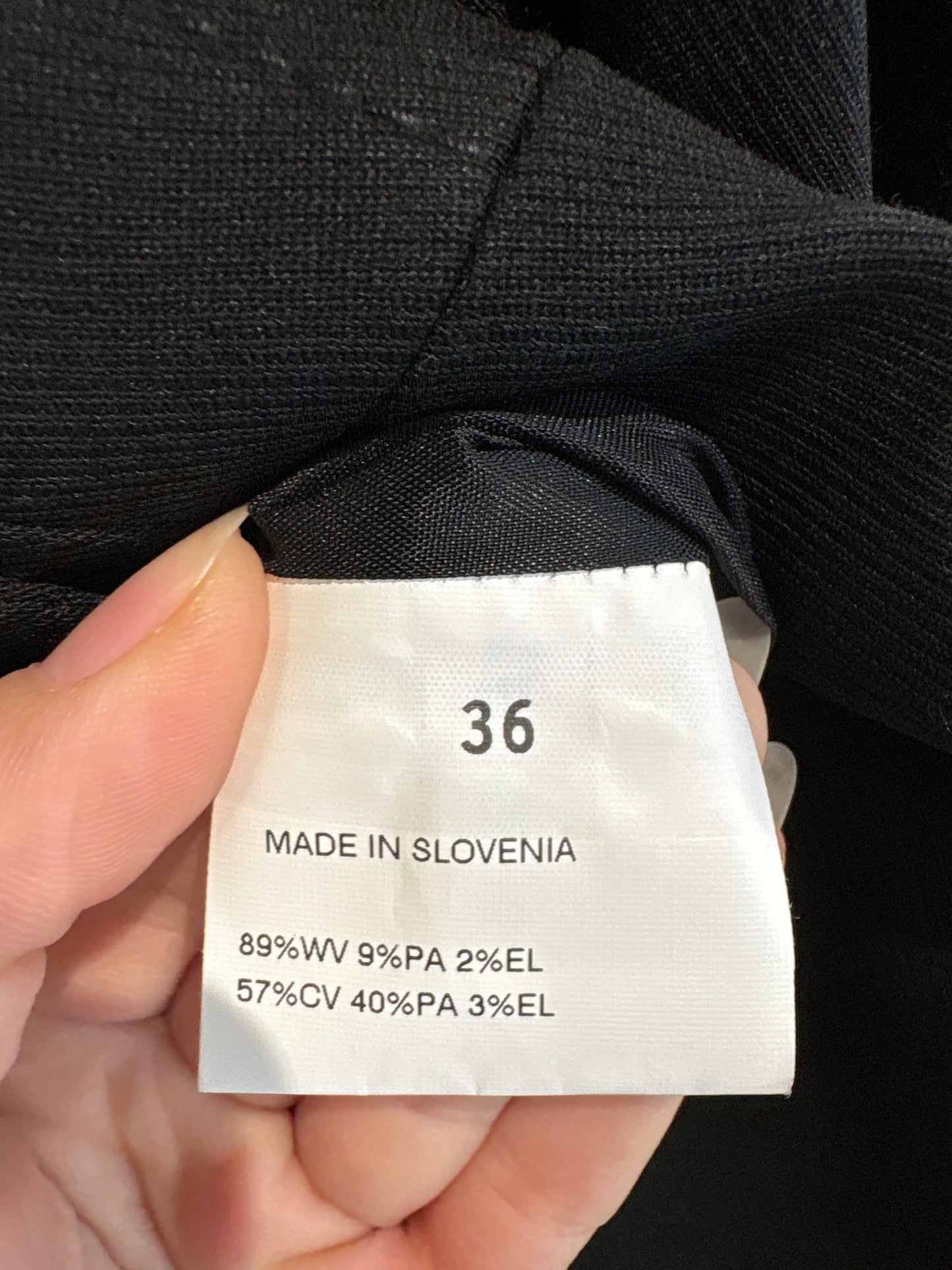 Sacou negru Escada cambrat cu influențe super actuale soft military