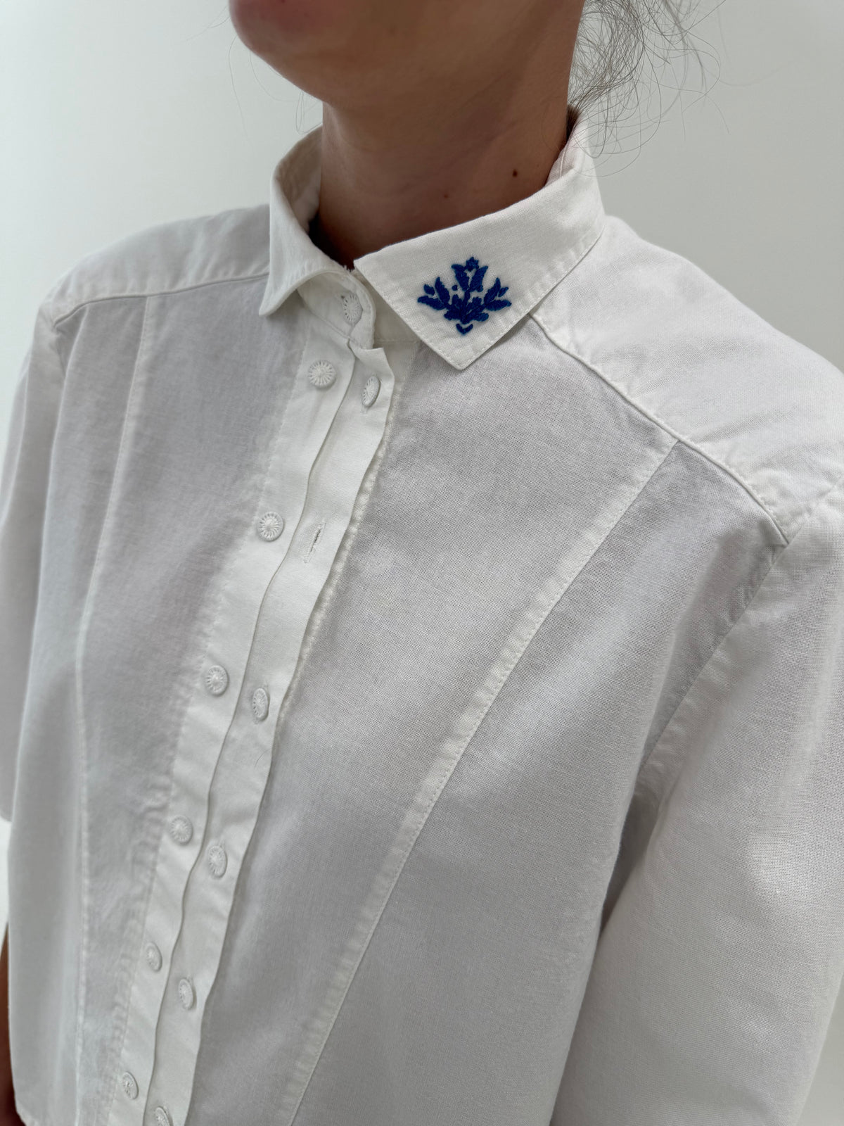 Cămașa vintage din canvas de bumbac cu broderie excepțională pe spate și guler