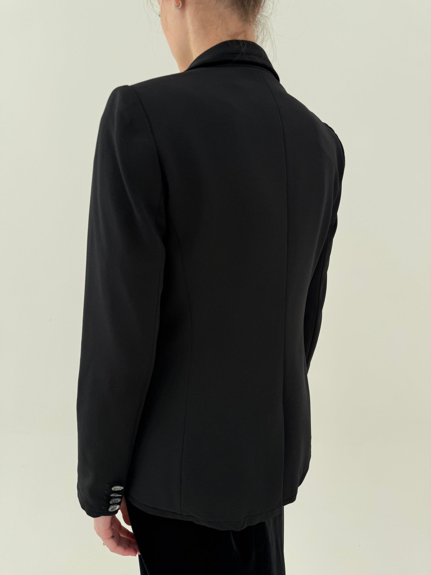 Sacou negru Calvin Klein în croi cambrat cu închidere dublă