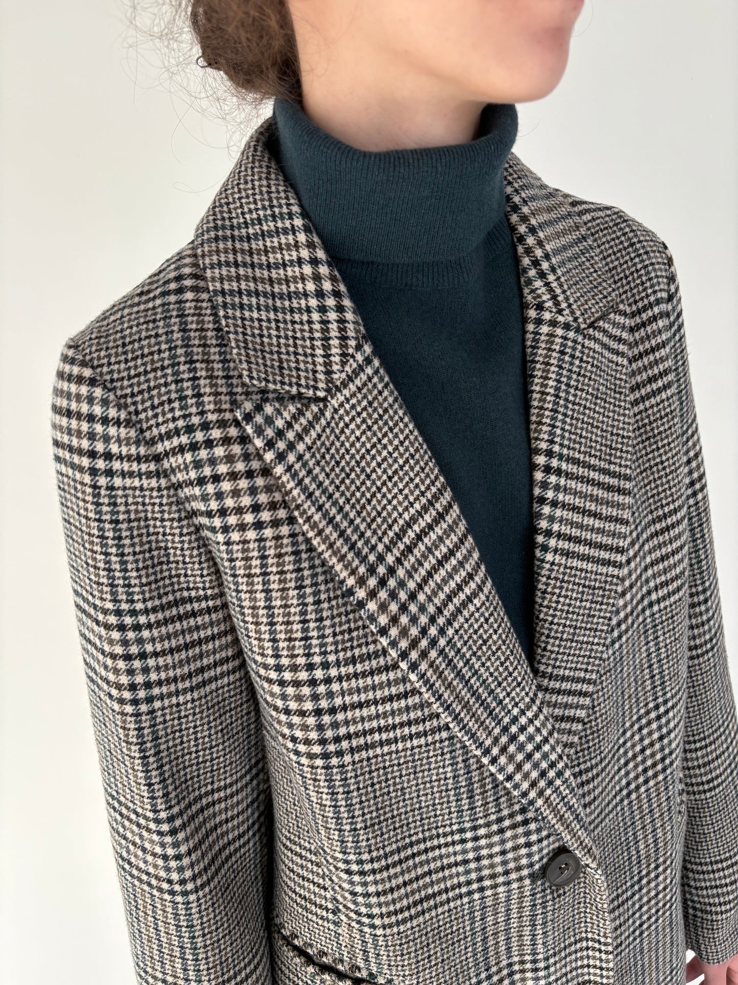 Palton în carouri și croi minimalist din mix de lana extrafina