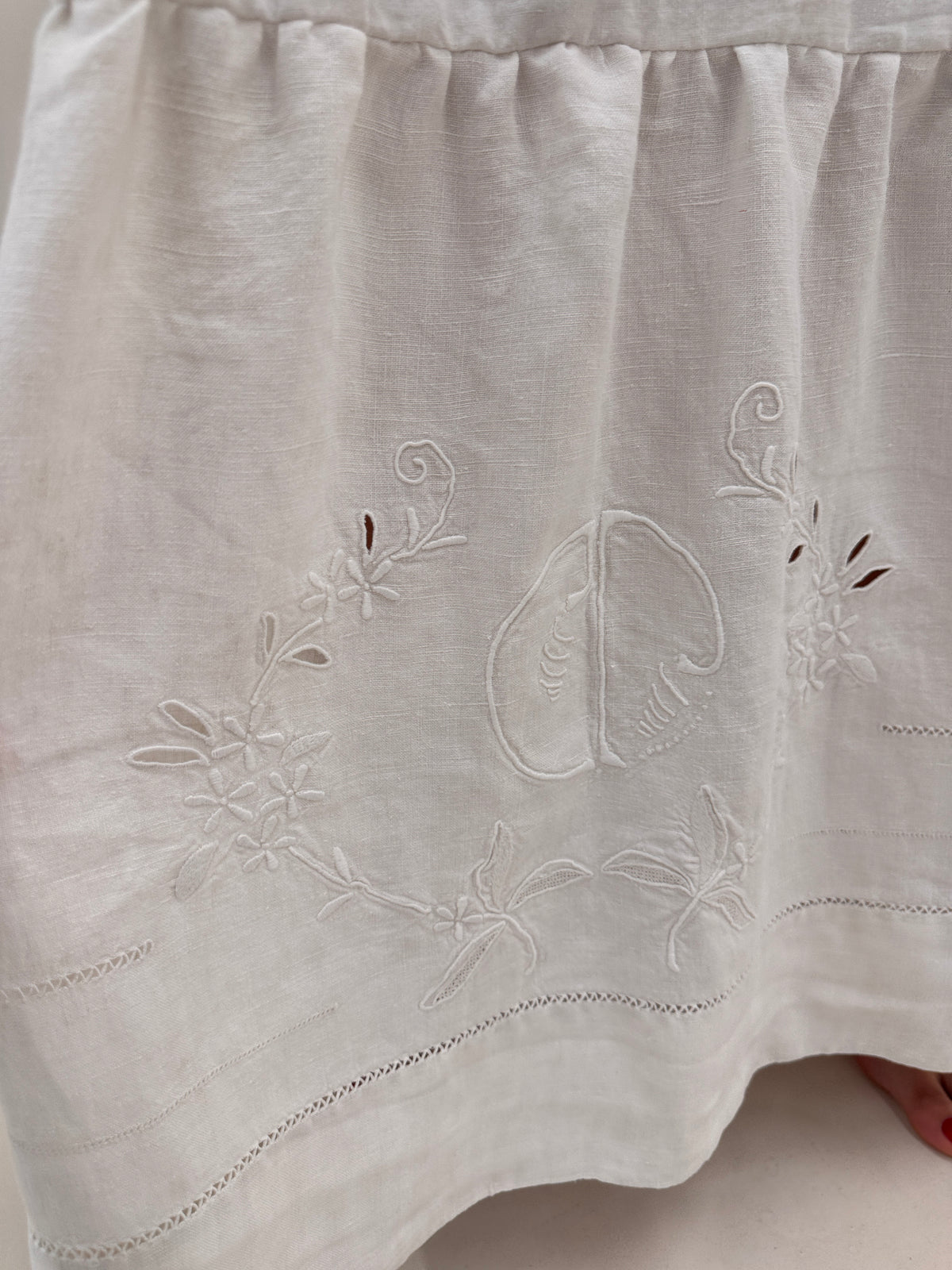 Rochie maxi din panza excepțională de in cu broderie manuală delicată și cordon