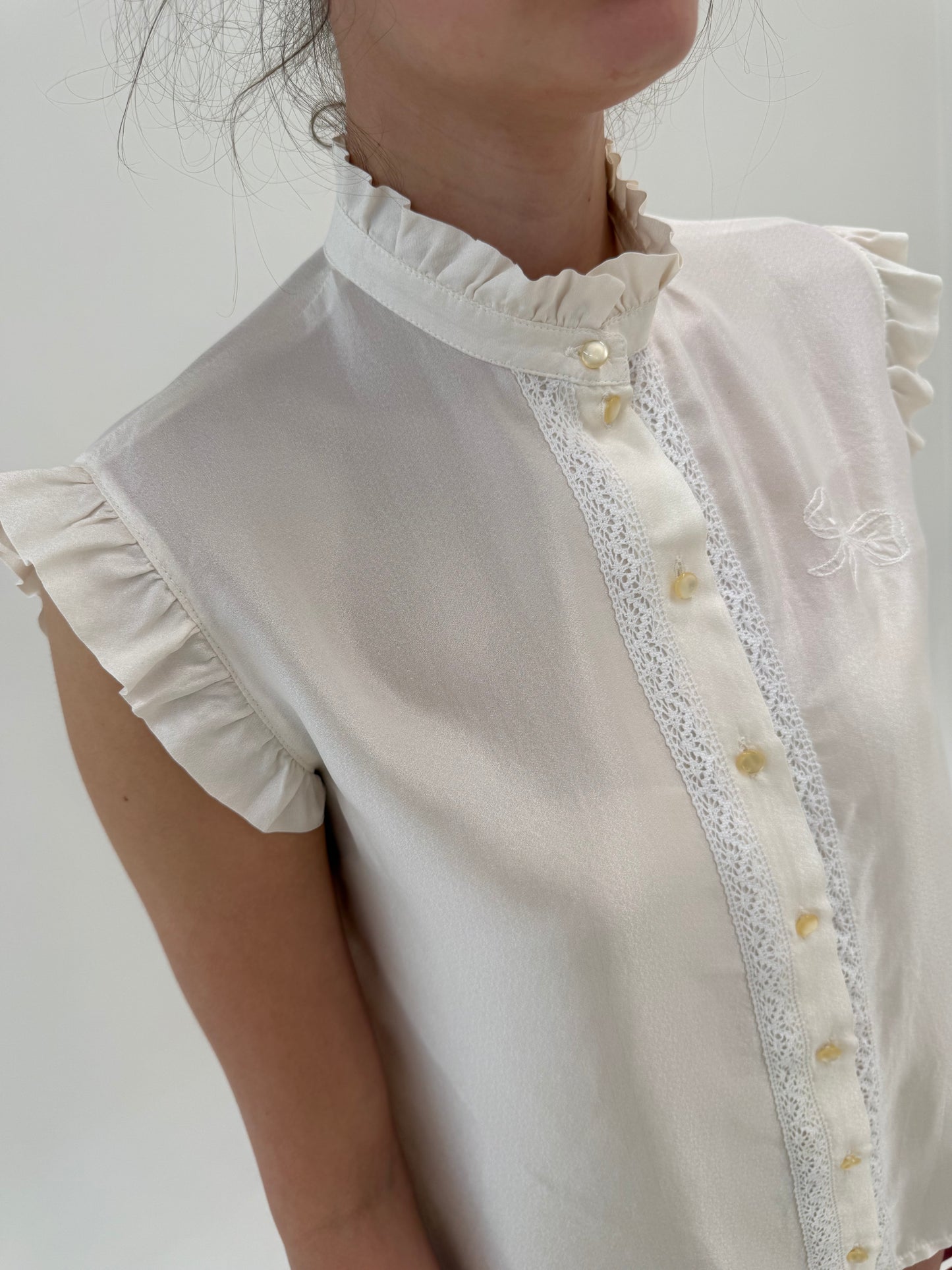 Cămașa vintage italiană din mătase naturală perlata cu dantelă și broderie