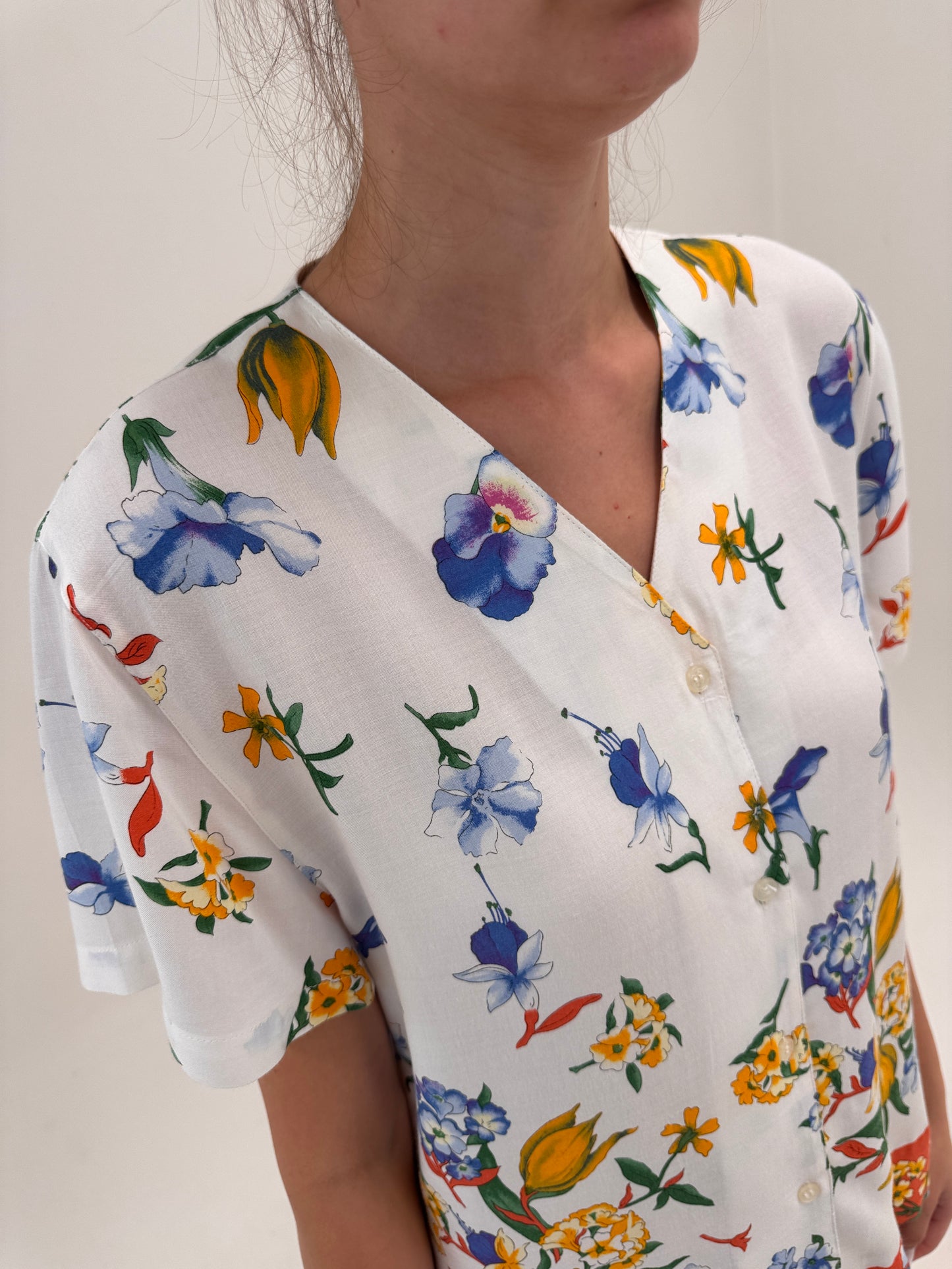 Cămașa vintage cu print floral superb în croi minimalist