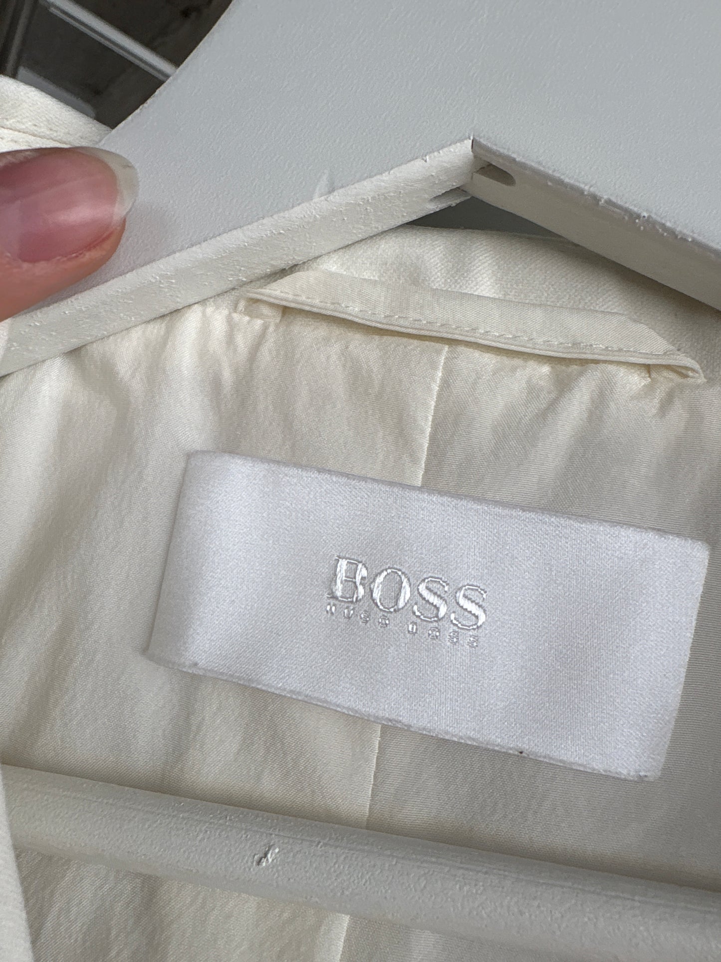 Sacou Hugo Boss butter white de vară în croi business actual specific brandului