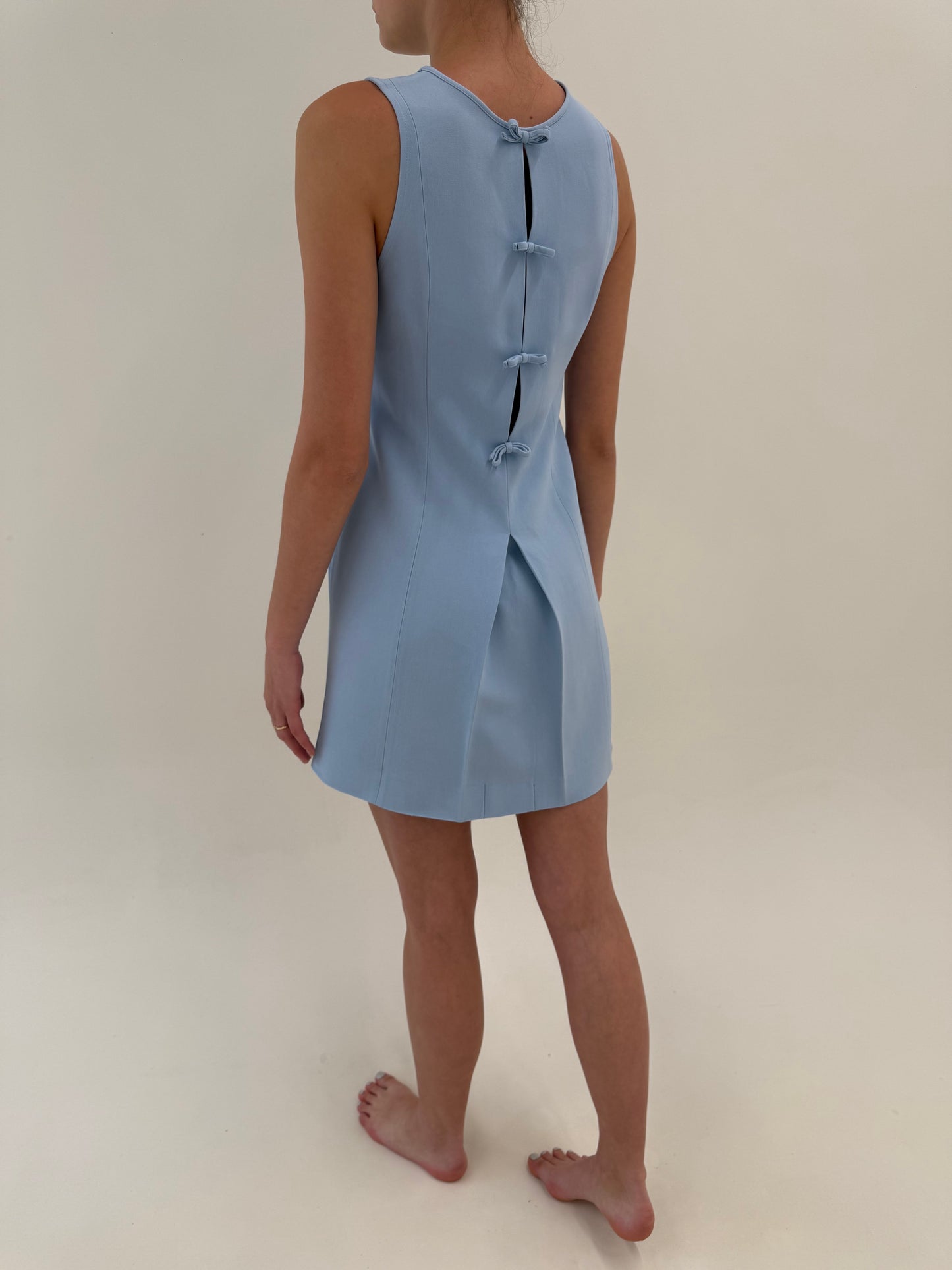 Rochie Moschino baby blue în croi petrecut și fundițe la spate