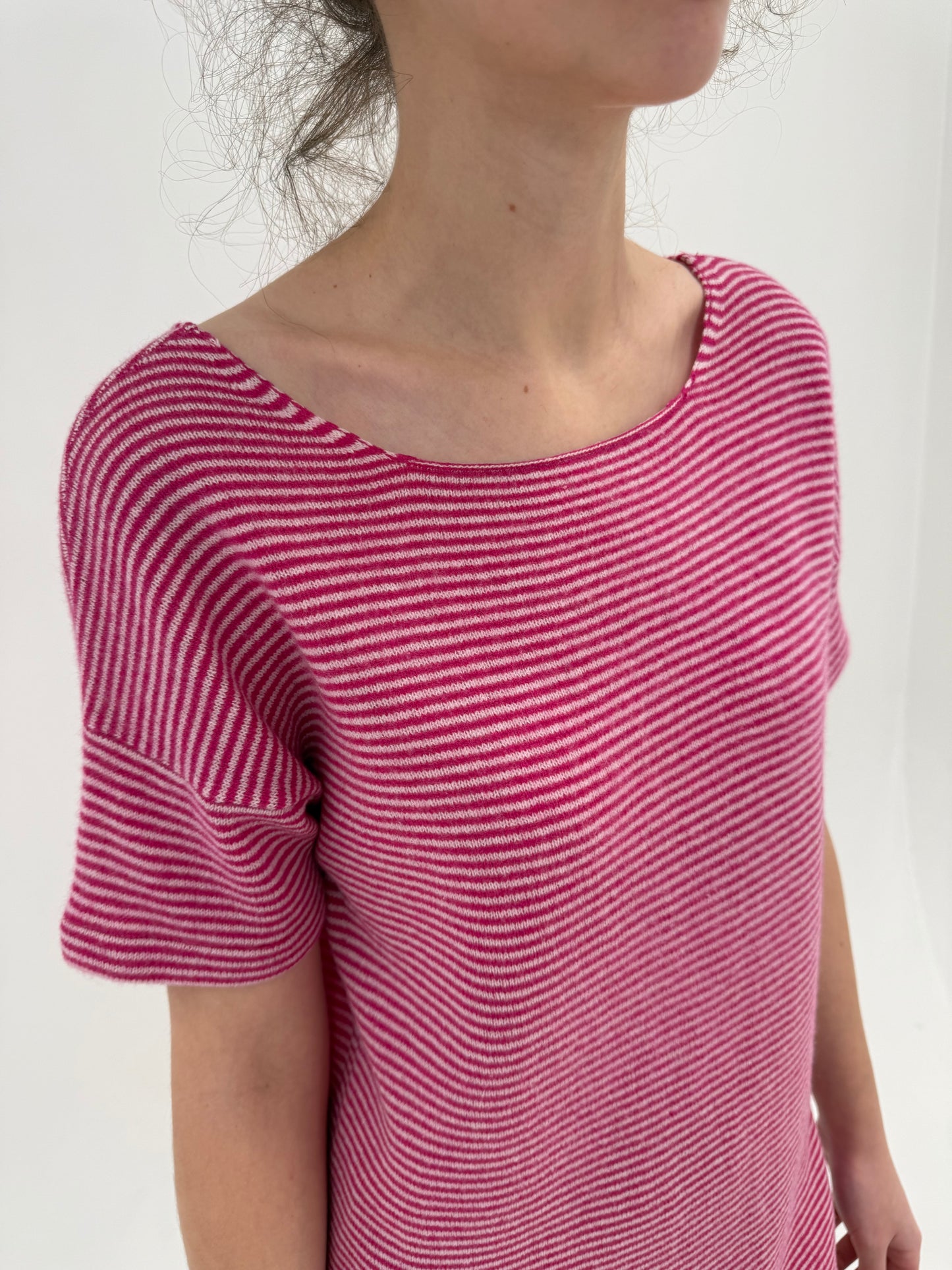 Top în dungi și croi lejer din cașmir Barbie pink și alb