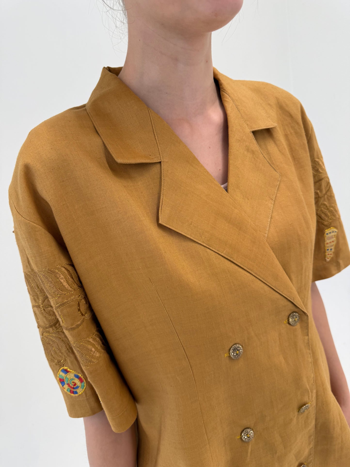 Sacou excepțional din în caramel cu broderie și închidere dublă