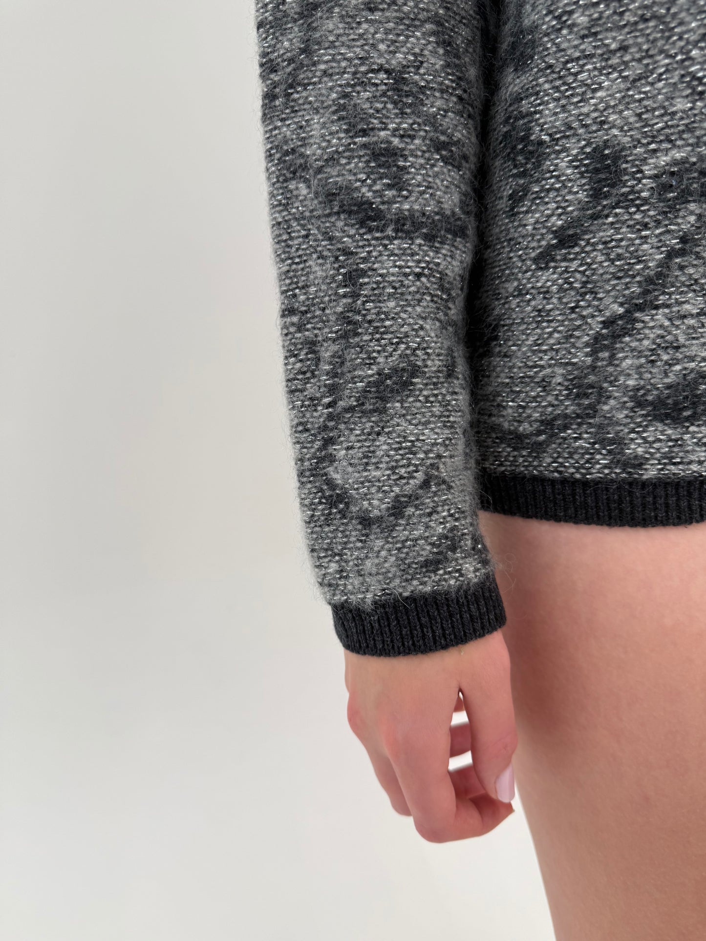 Pulover italian din lana extrafina plină cu print stilizat și inserție argintie discretă