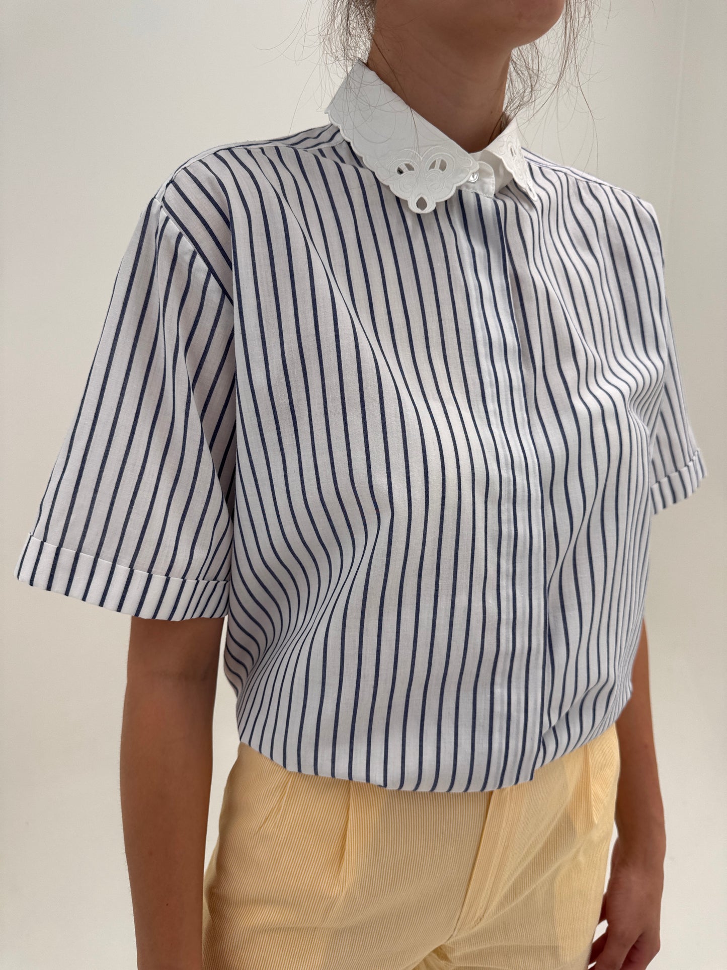 Cămașa vintage în dungi Navy cu guler brodat din poplin premium de bumbac