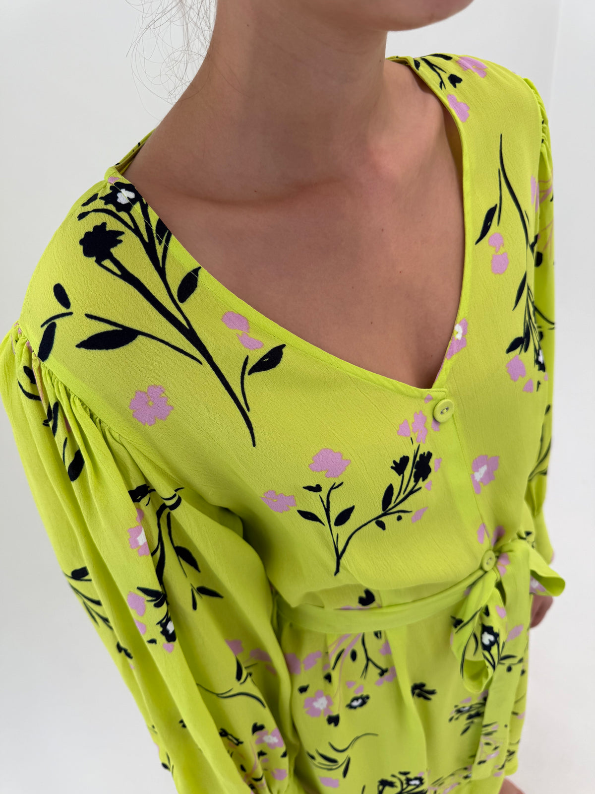 Rochie maxi din crep electric green cu mâneci ample, manșete înalte și cordon