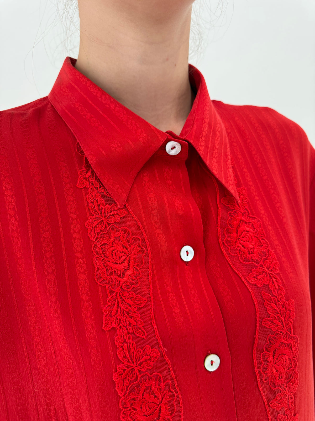 Cămașa vintage italiană din mătase naturală și dantelă chantily cherry red