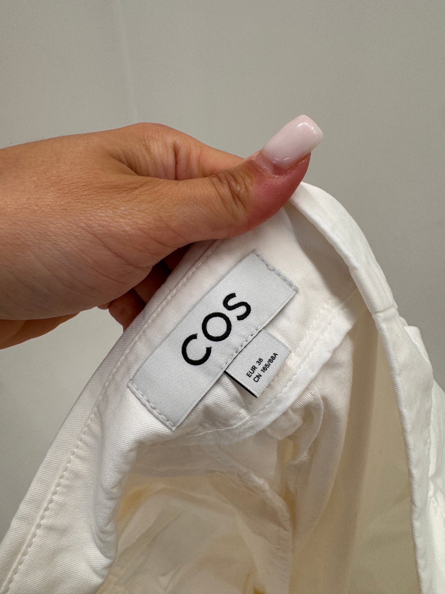 Pantaloni COS petite în croi actual din poplin premium de bumbac cu talie ultra înaltă