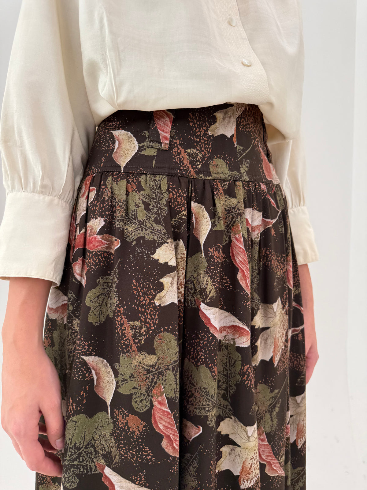 Fustă maxi dark chocolate brown cu print floral în culori superbe