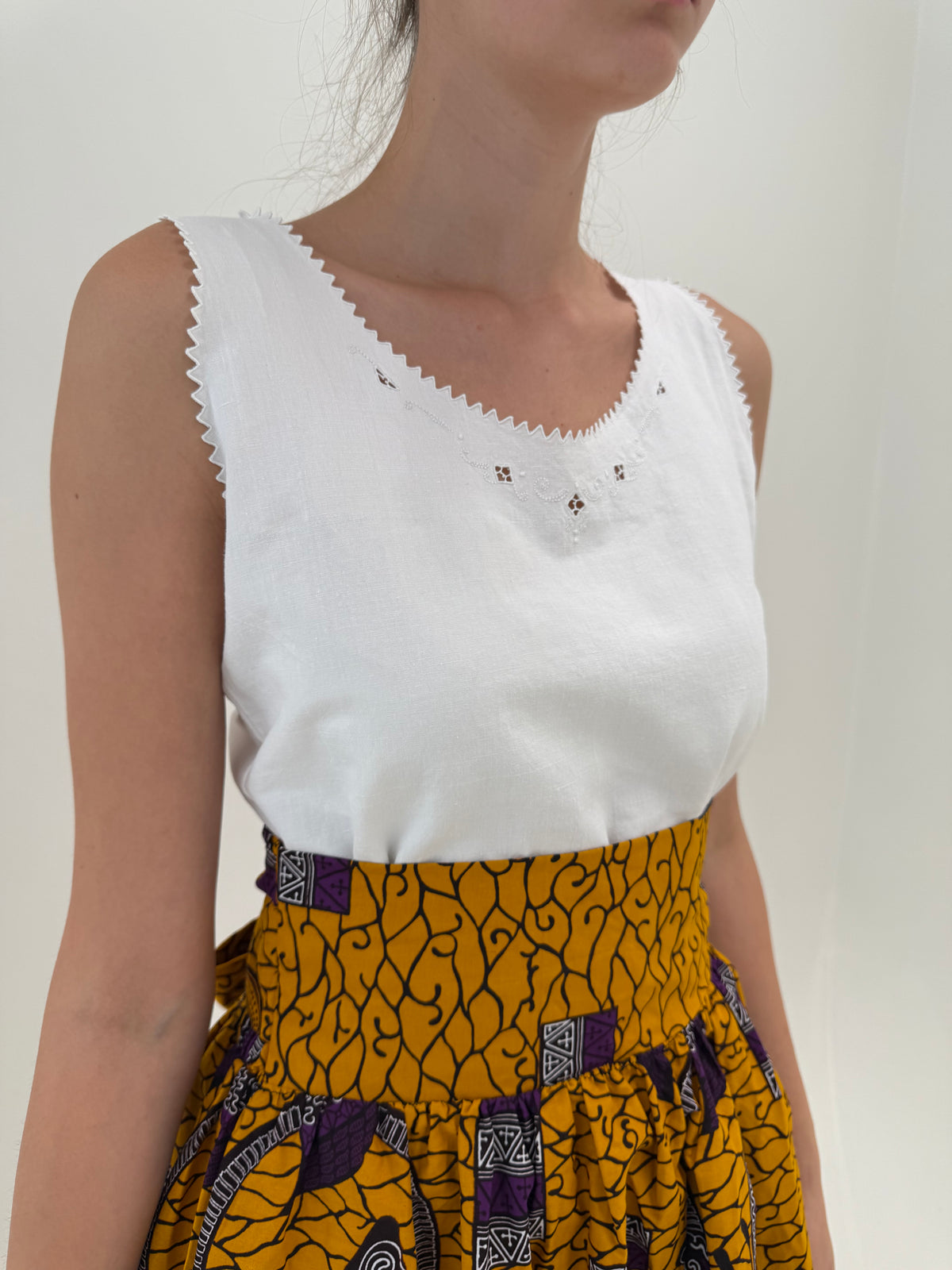 Top old vintage din țesătură excepțională de in cu broderie manuală
