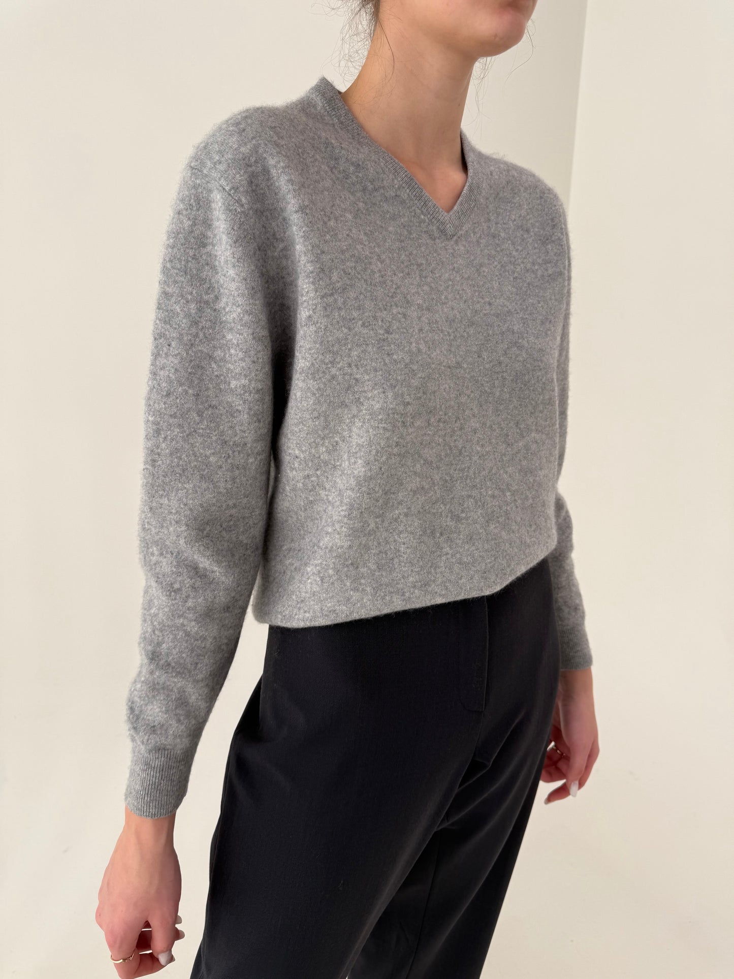 Pulover silver gray din cașmir în anchior cu manșete îngustate