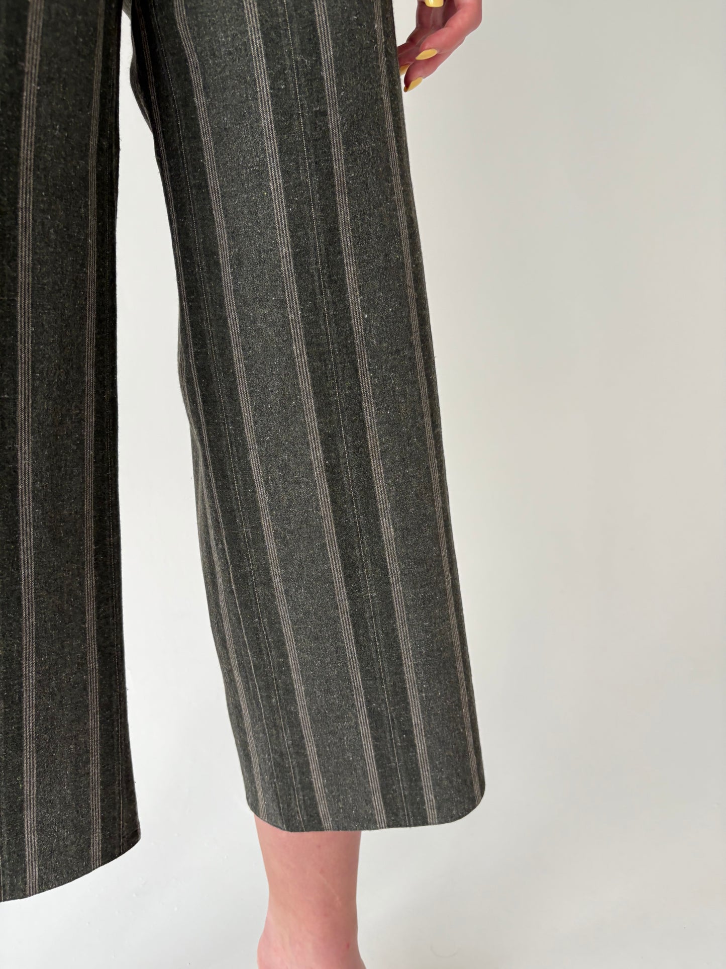 Pantaloni petite din pânză cu talie ultra înaltă și dungi fine verticale