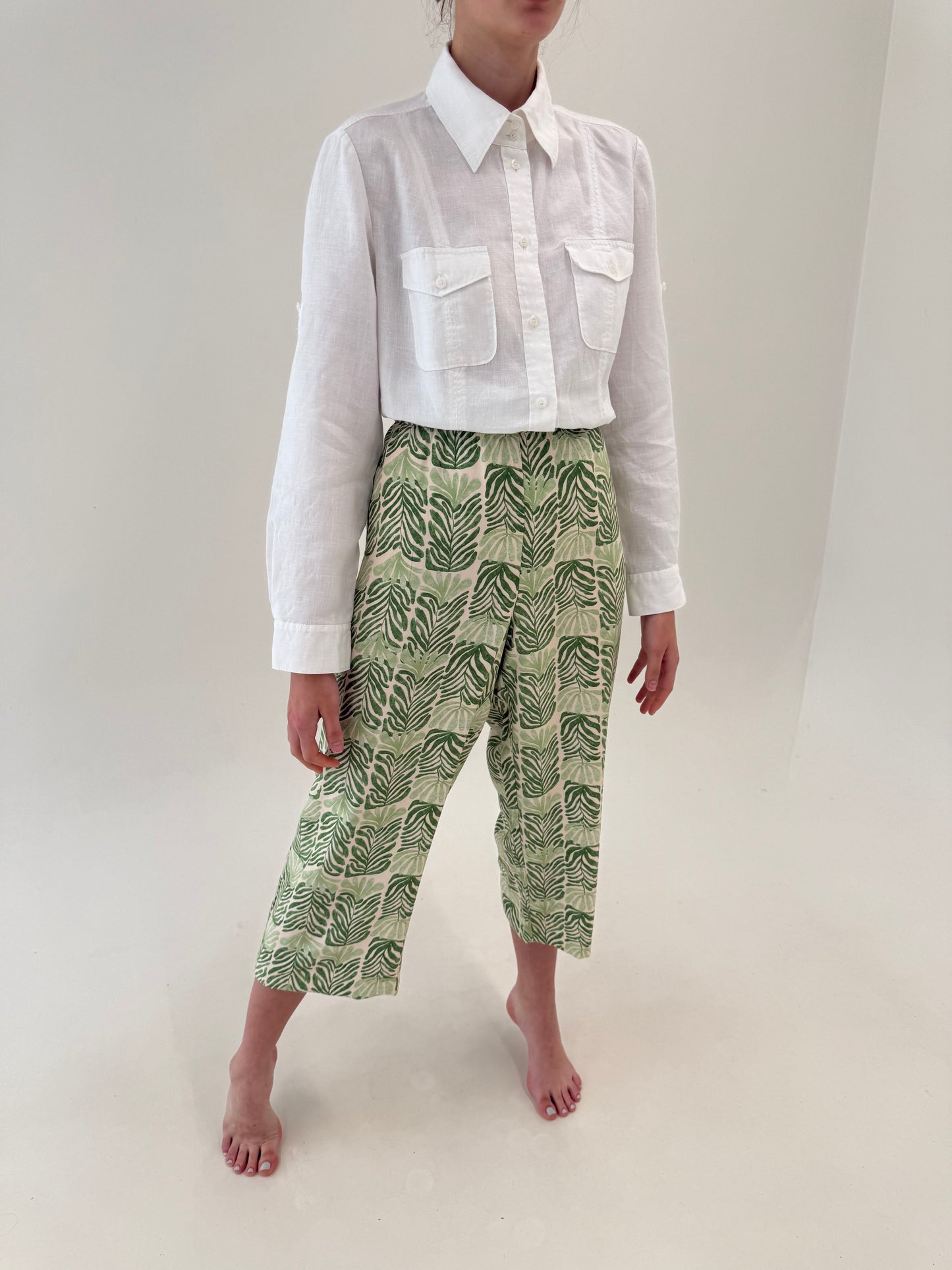 Pantaloni petite vaporosi de vară cu print organic în nuanțe de verde si camel