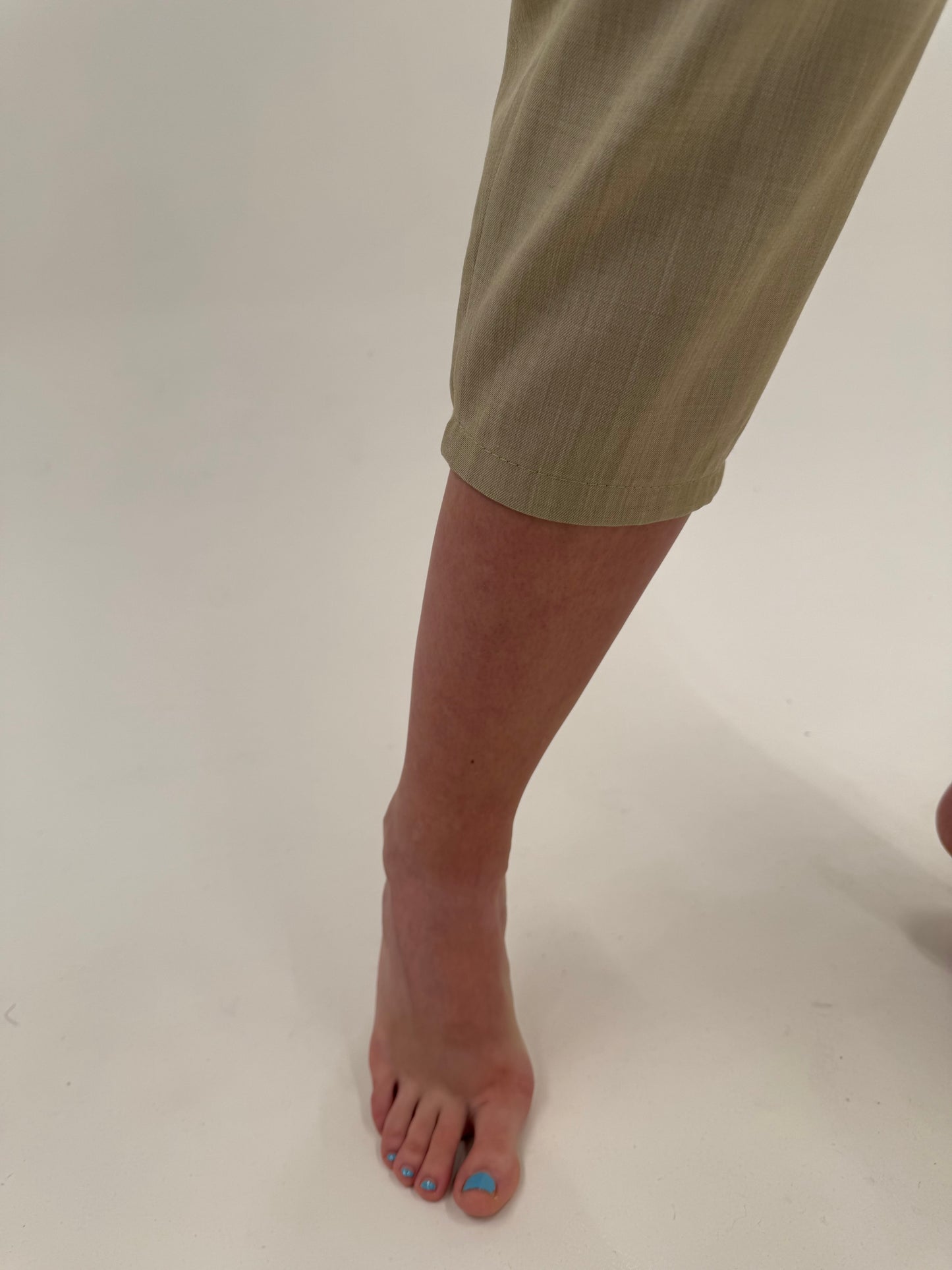 Pantaloni nude petite cu talie ultra înaltă din lana extrafina cu pense