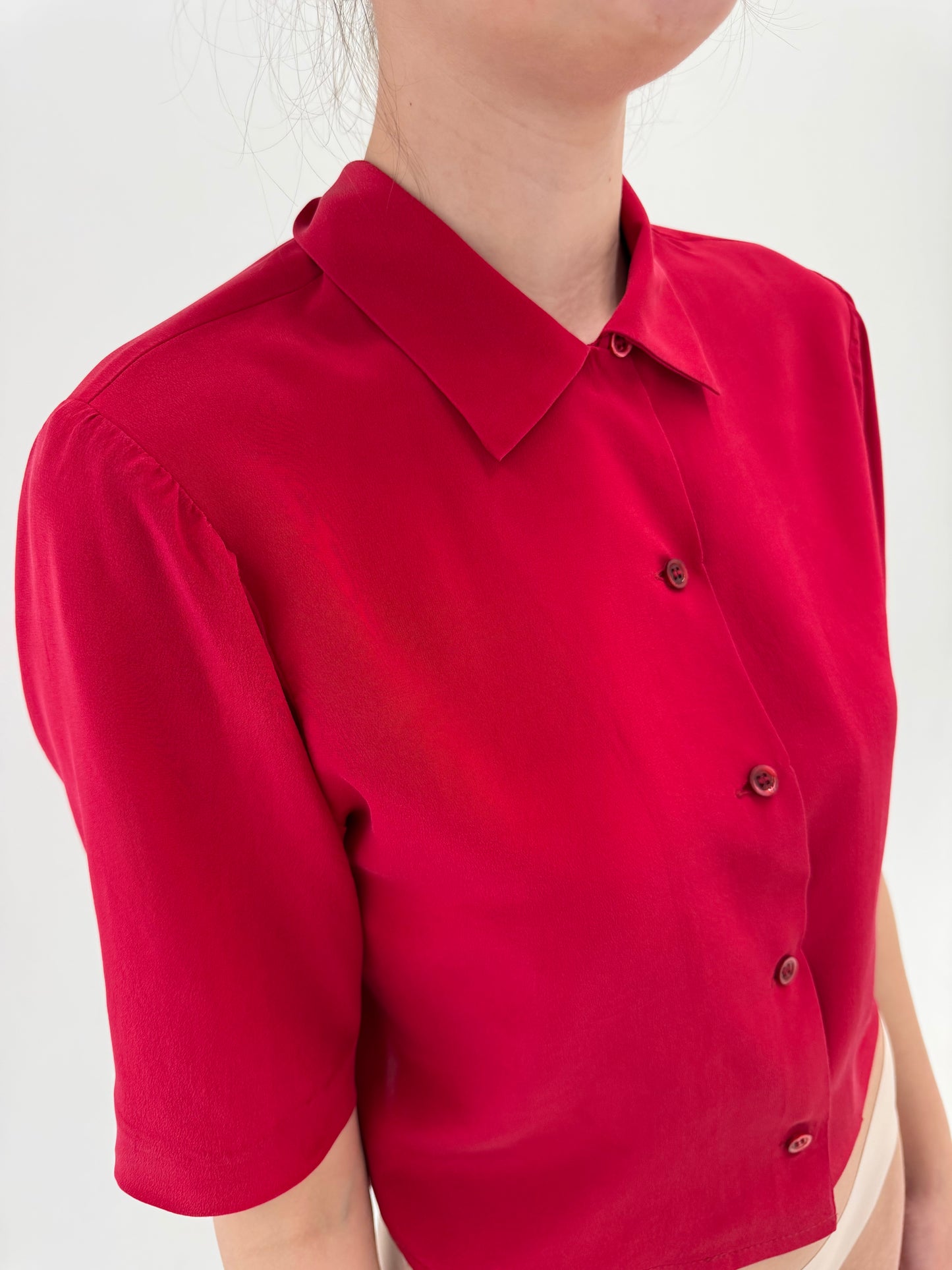 Cămașa din mătase naturală ruby red superb în croi ușor cambrat cropped