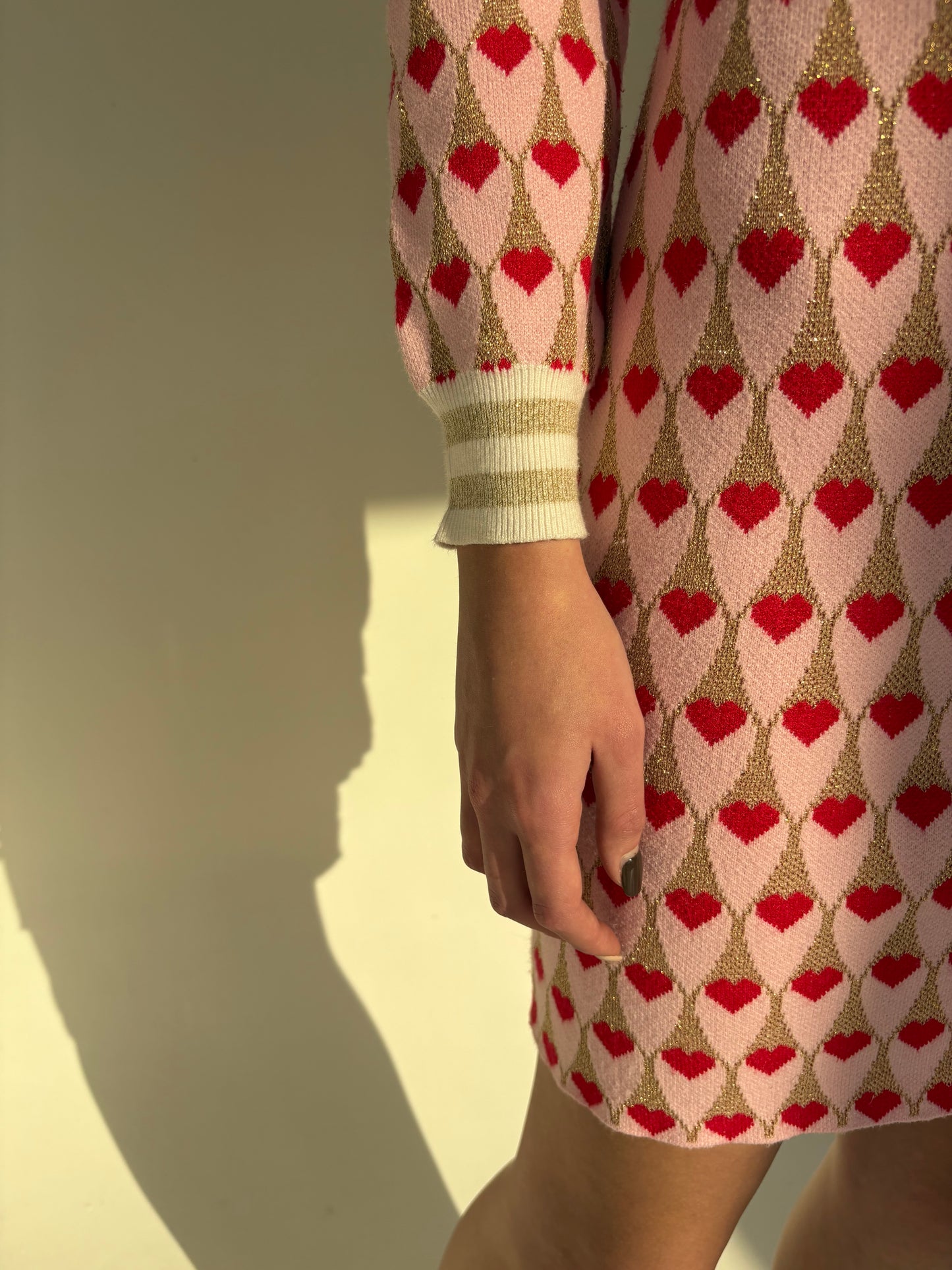 Rochie maximalista powder pink din jerse plin cu print auriu și roșu