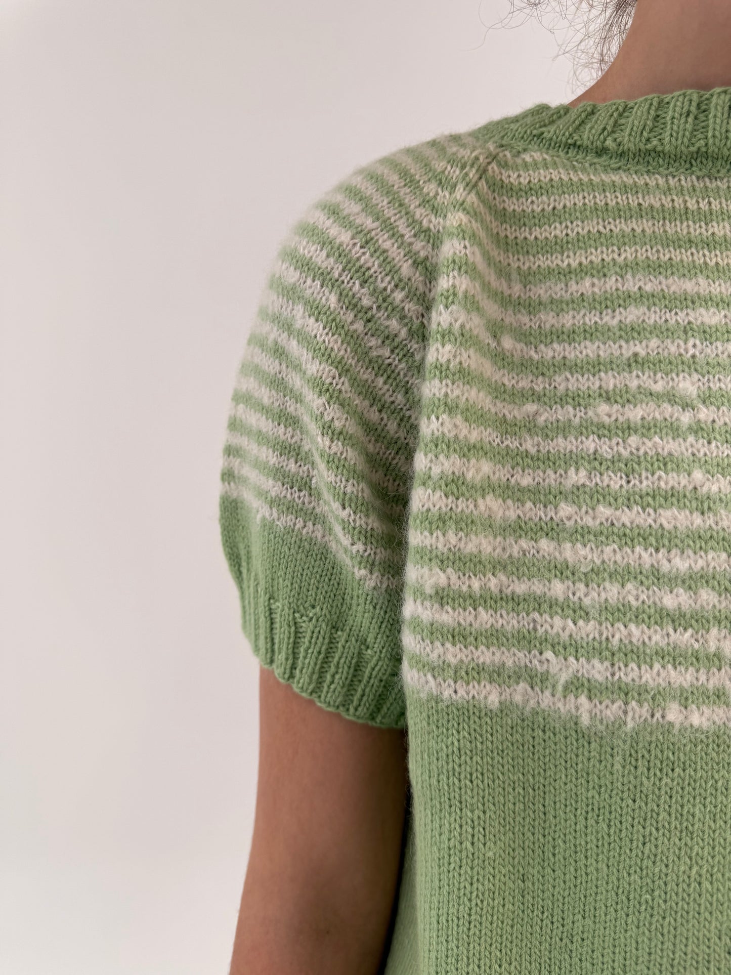 Top vintage lucrat manual din lana plină extrafina în culori pudrate