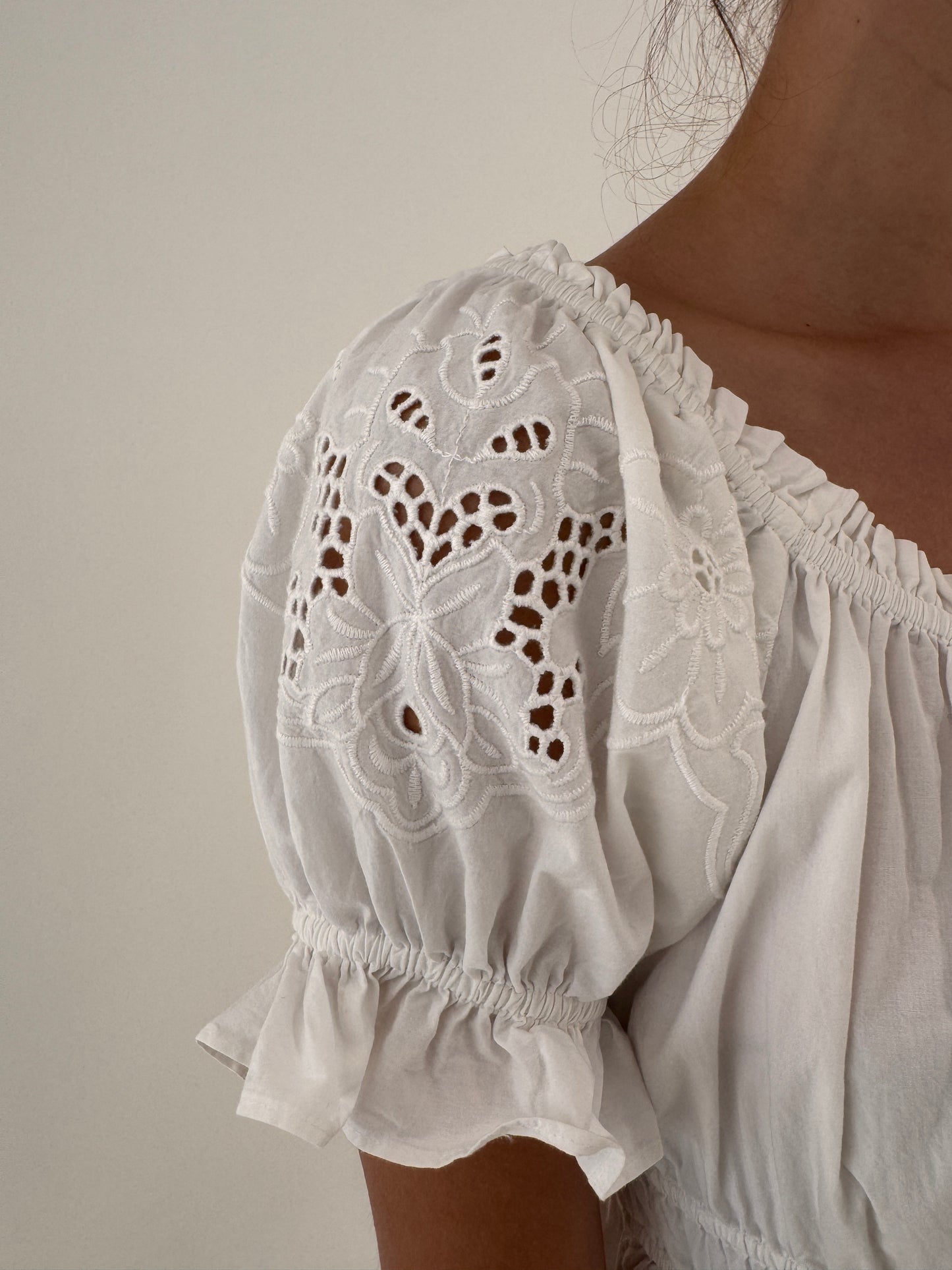 Rochie maxi din bumbac fin cu decolteu elastic și broderie anglaise