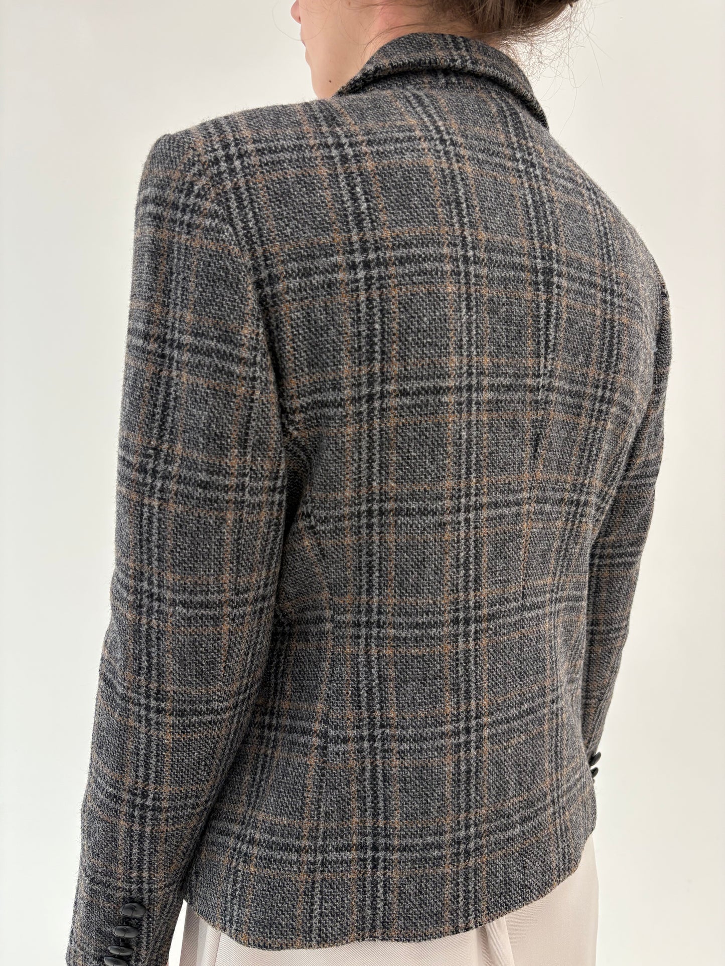 Sacou cambrat din tweed de lana în culori neutre