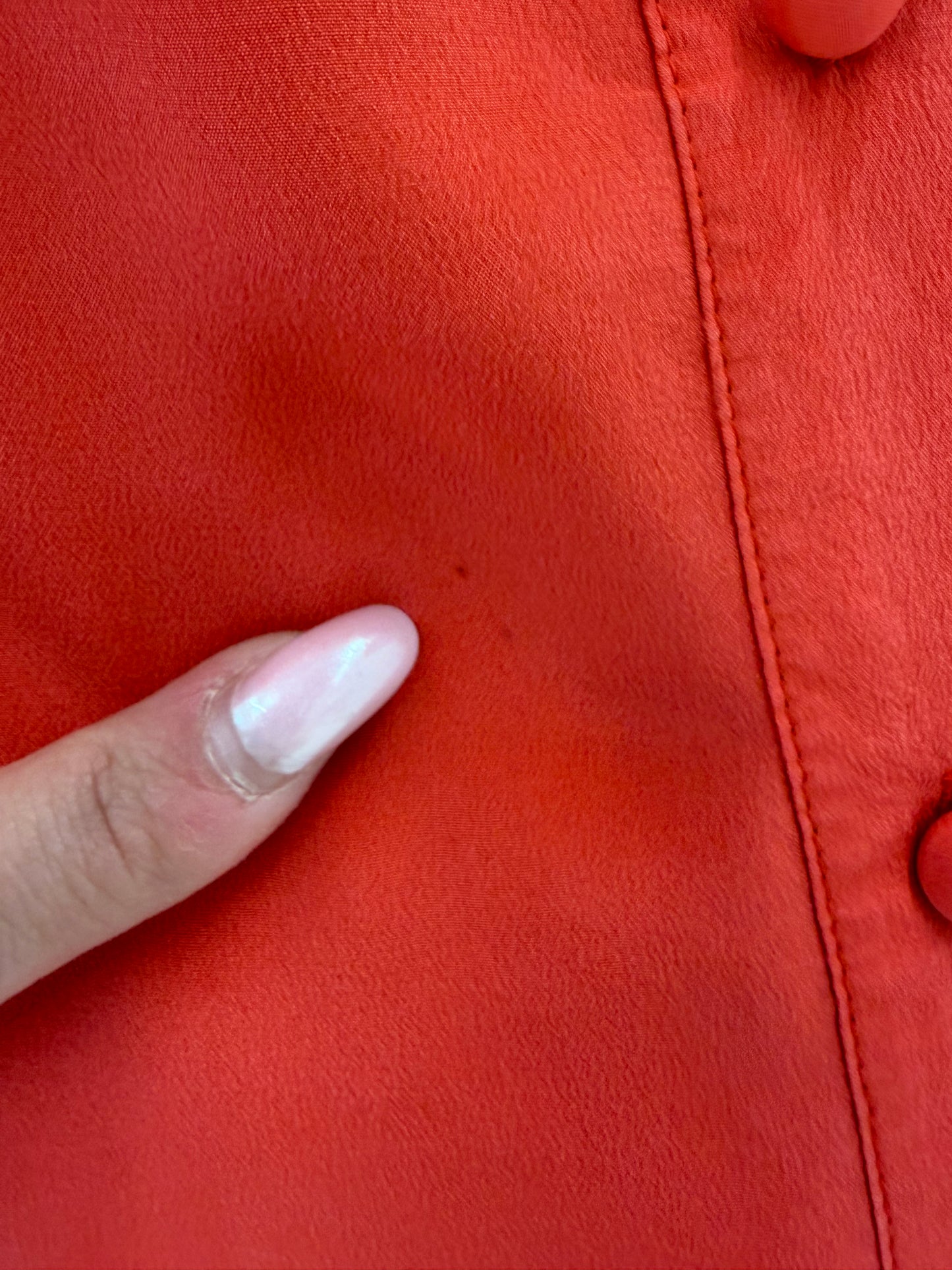Top coral red în croi minimalist din mătase naturală în croi lejer