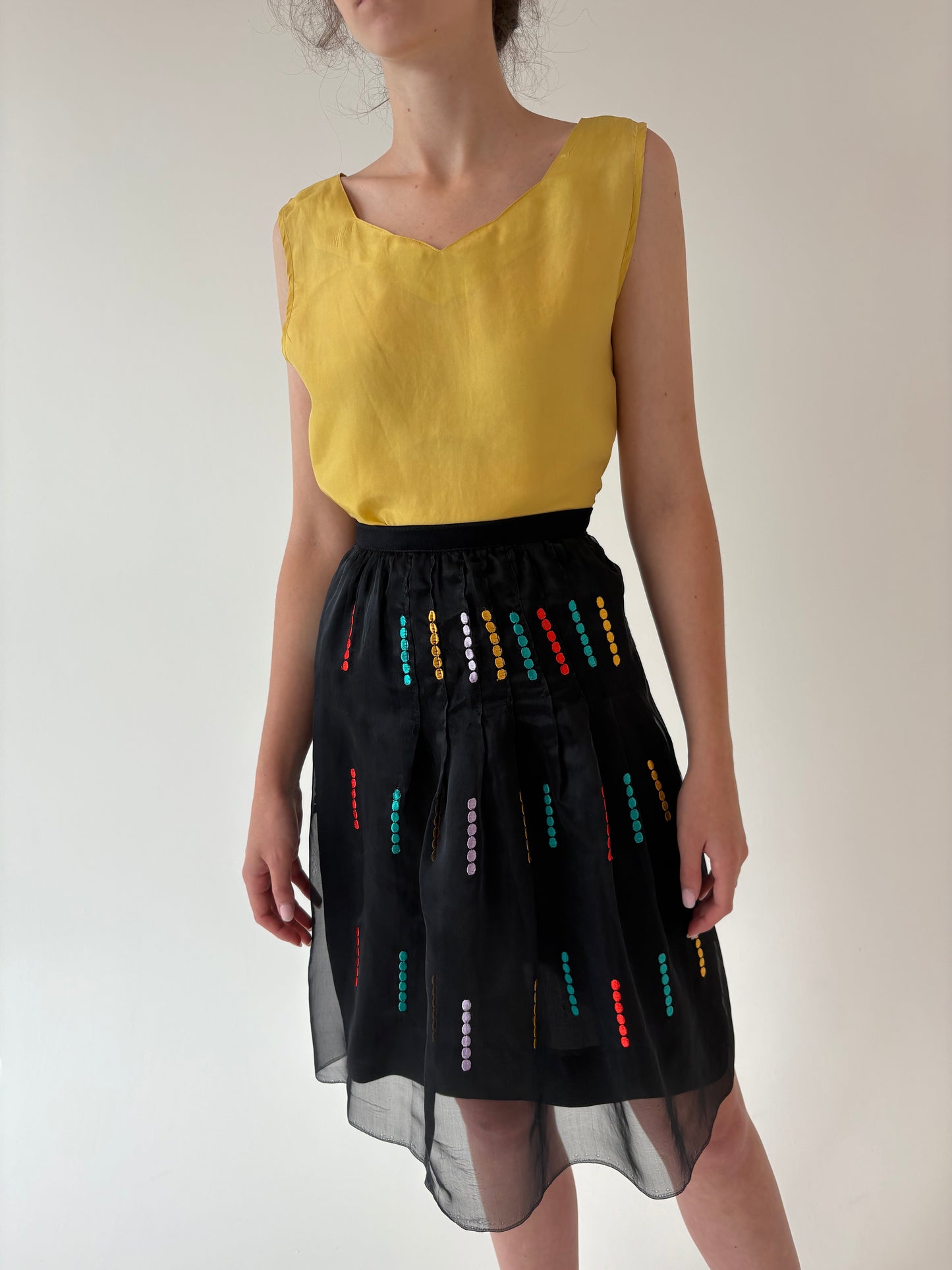 Fustă neagră vintage brodată din organza de mătase naturală