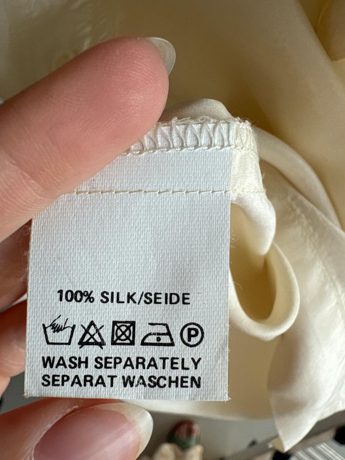 Cămașa butter nude din mătase naturală în croi lejer minimalist