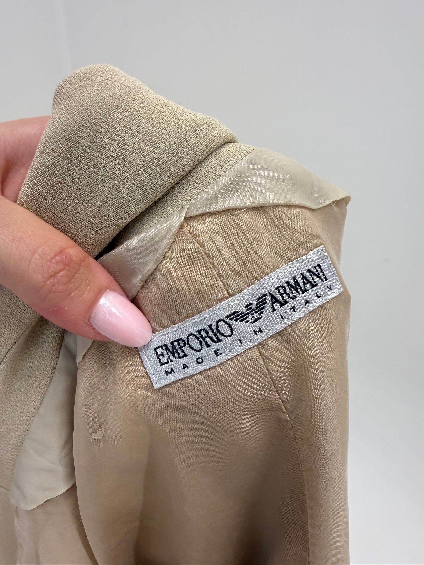 Sacou cambrat Armani camel in croi clasic atemporal din mix de mătase naturală
