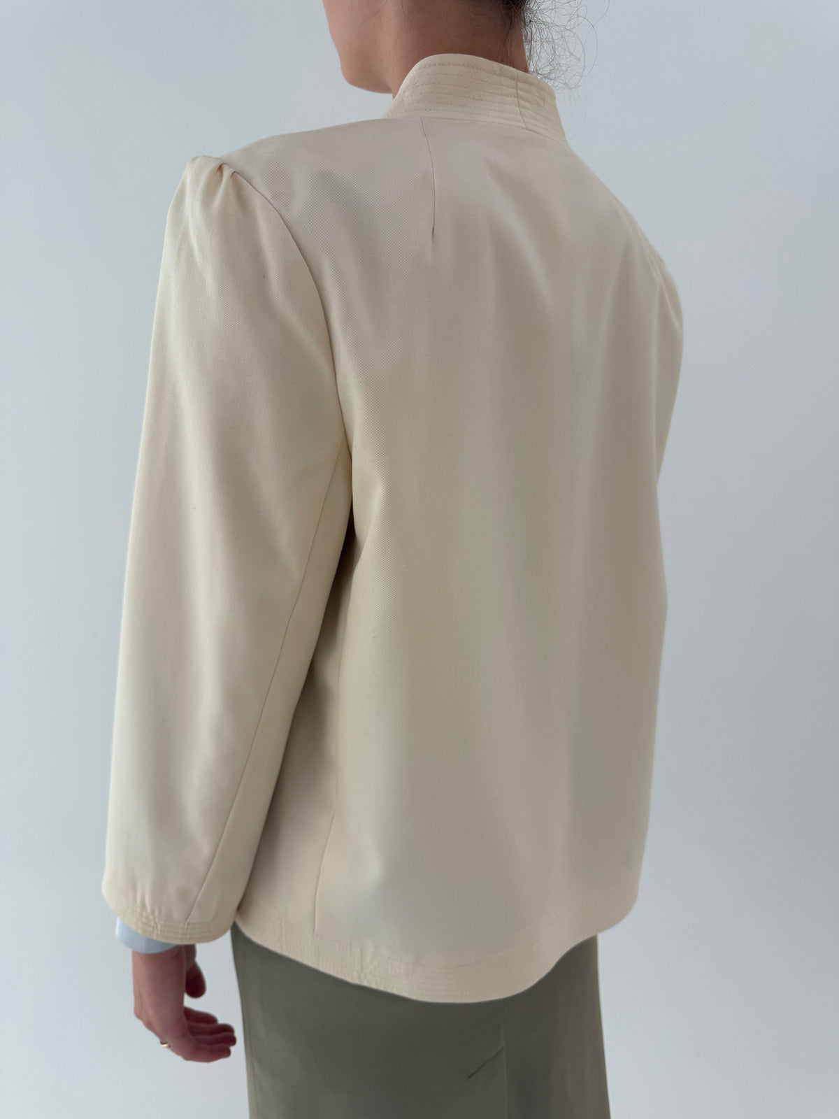 Jacheta vintage din lana extrafina butter white cu închidere bijuterie metalică