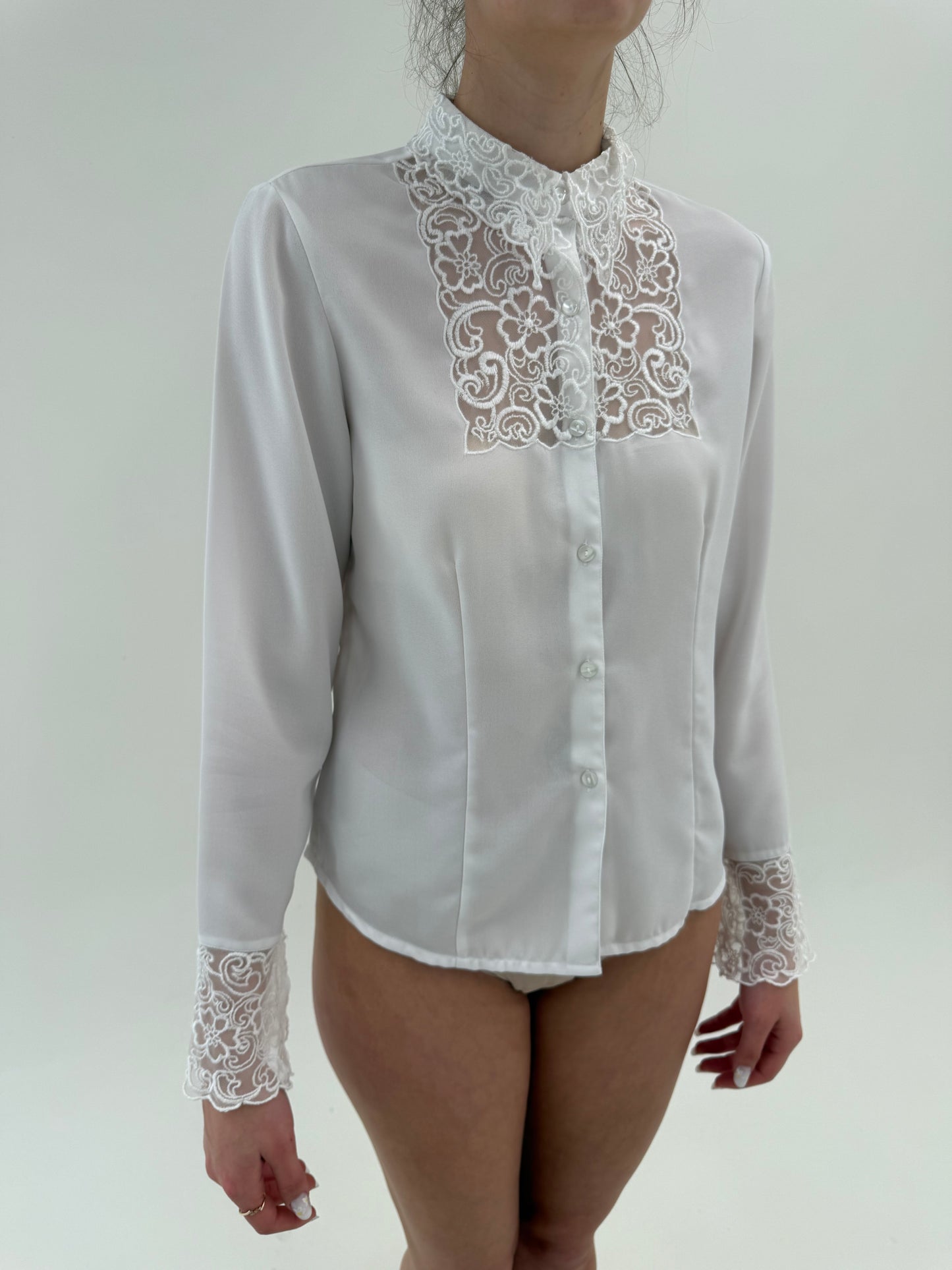 Cămașa vintage cu manșete și inserții de dantelă macrame
