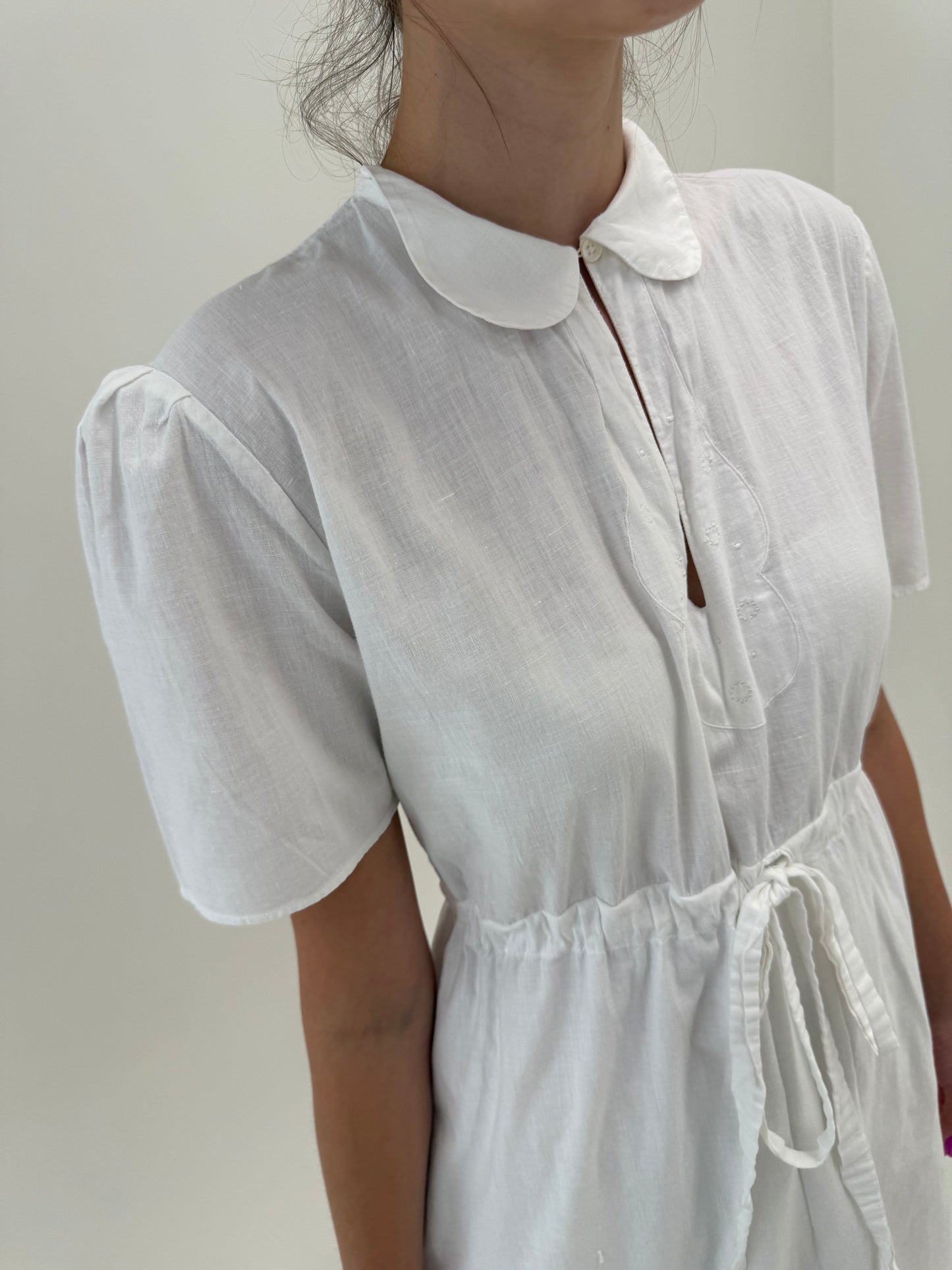 Rochie vintage din pânză excepțională de in cu broderie manuală și talie reglabilă