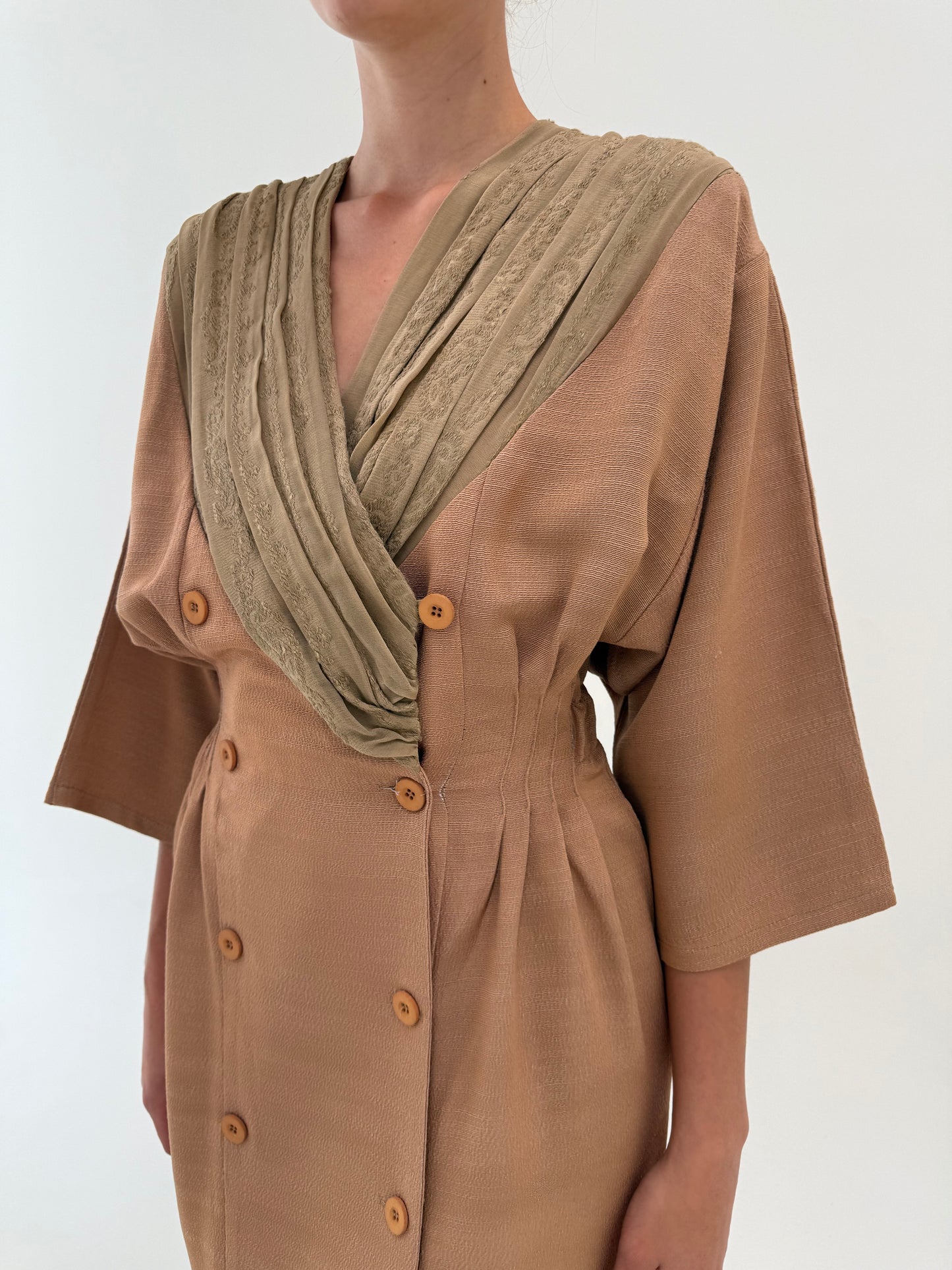 Rochie old vintage camel anii 80 cu mâneca tip kimono din faille structurat