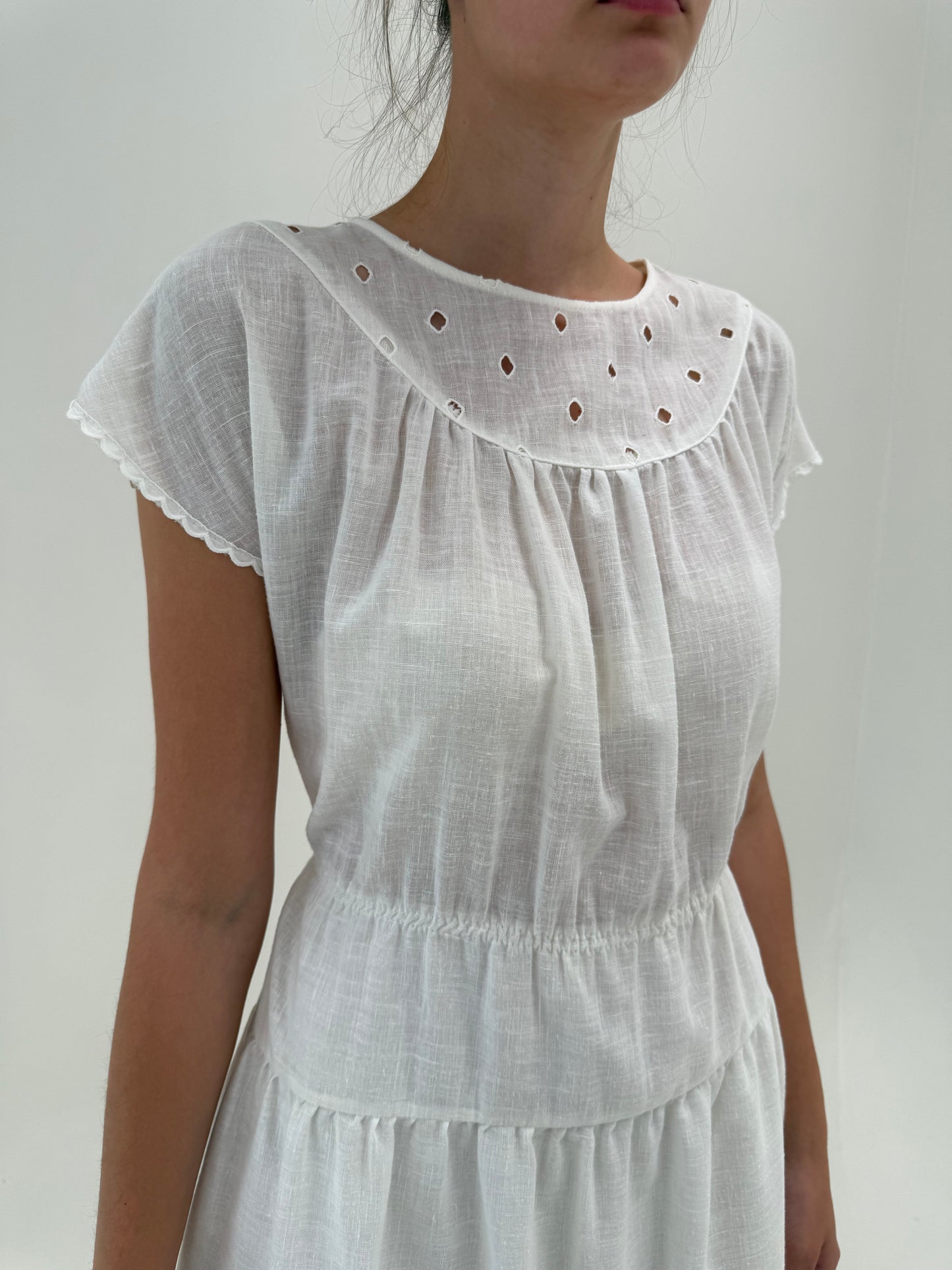 Rochie albă din panzica de bumbac cu broderie anglaise