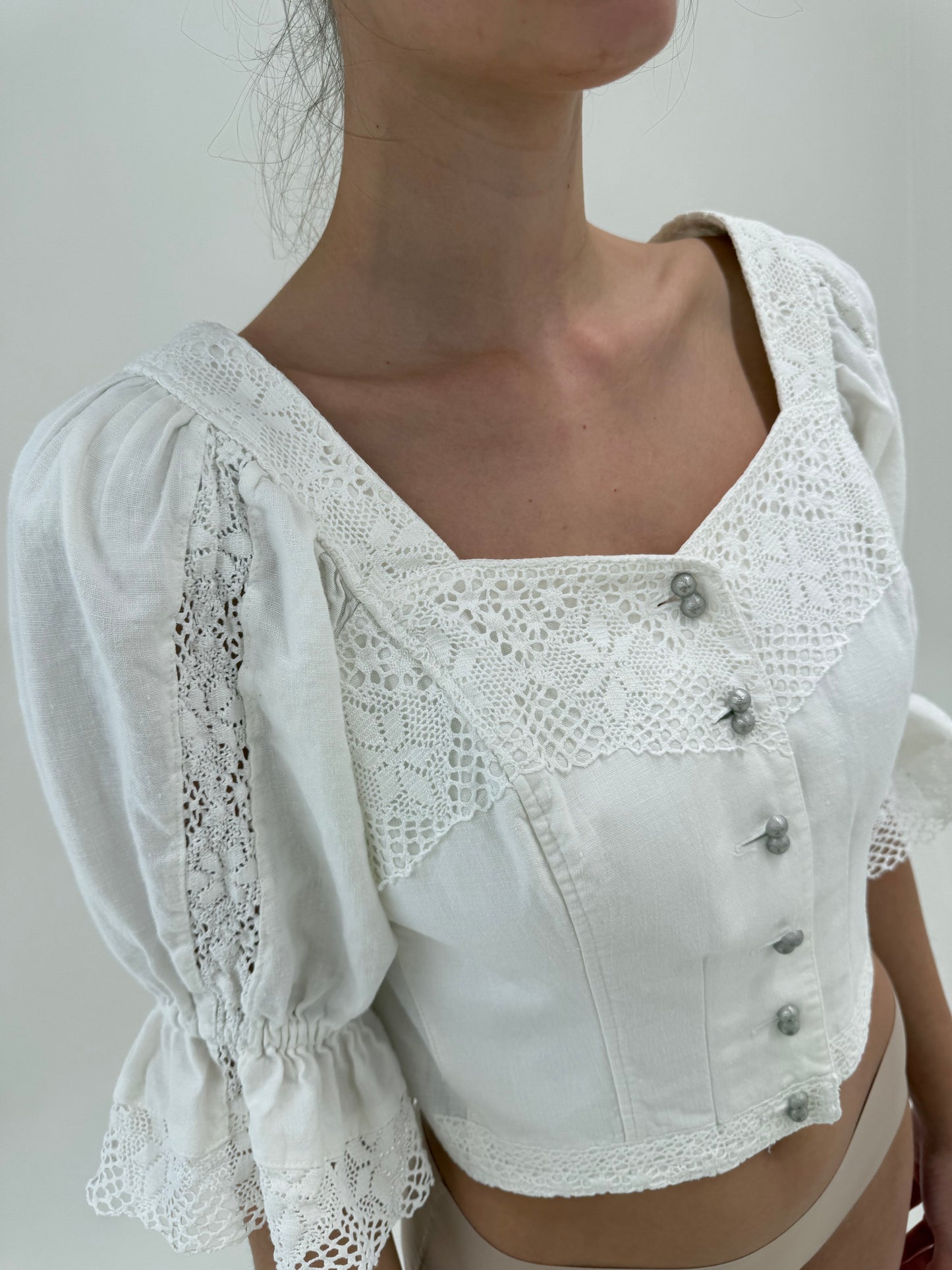 Corsaj vintage din pânză de in cu inserții de dantelă macrame